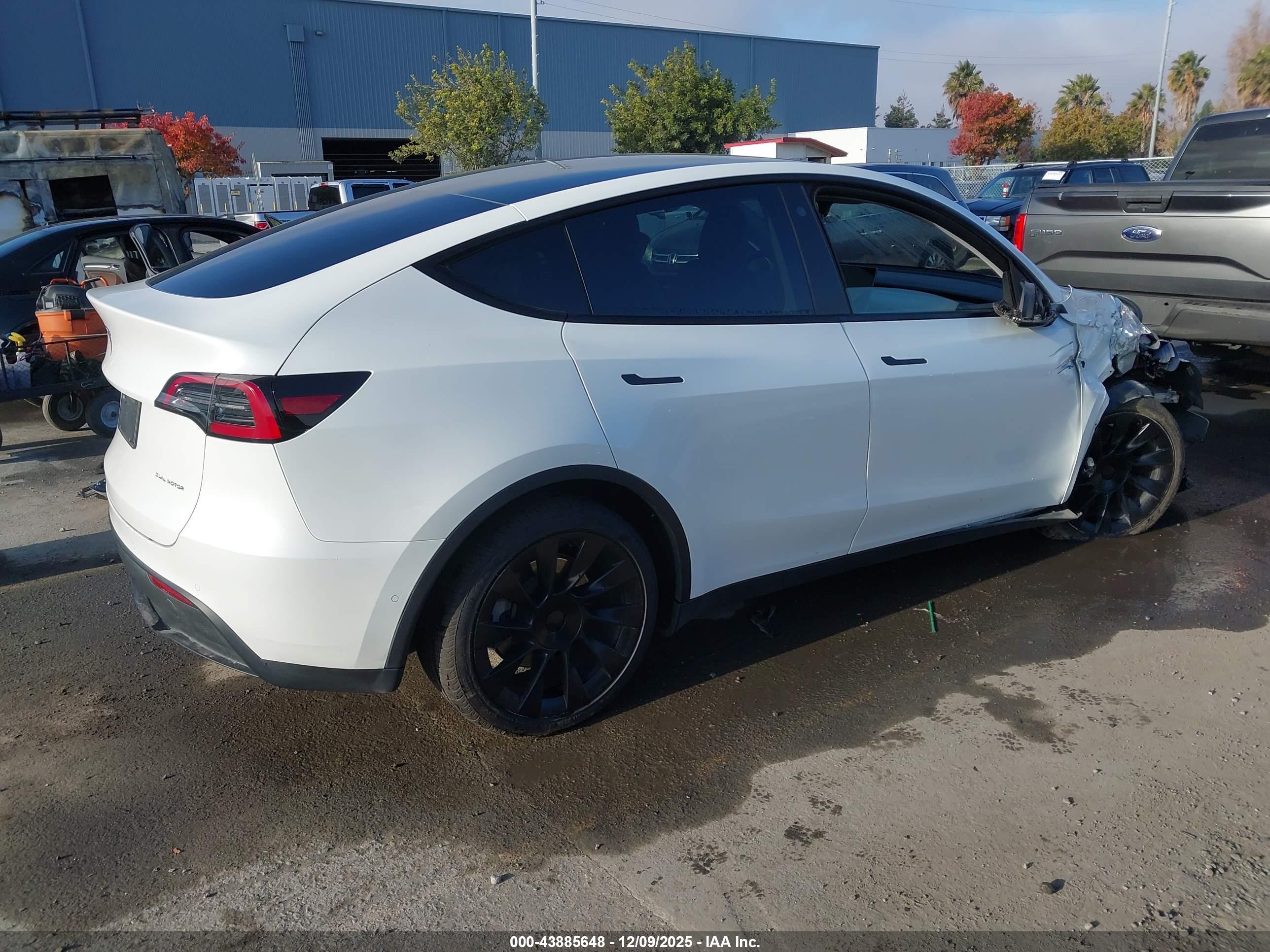 TESLA MODEL image 4