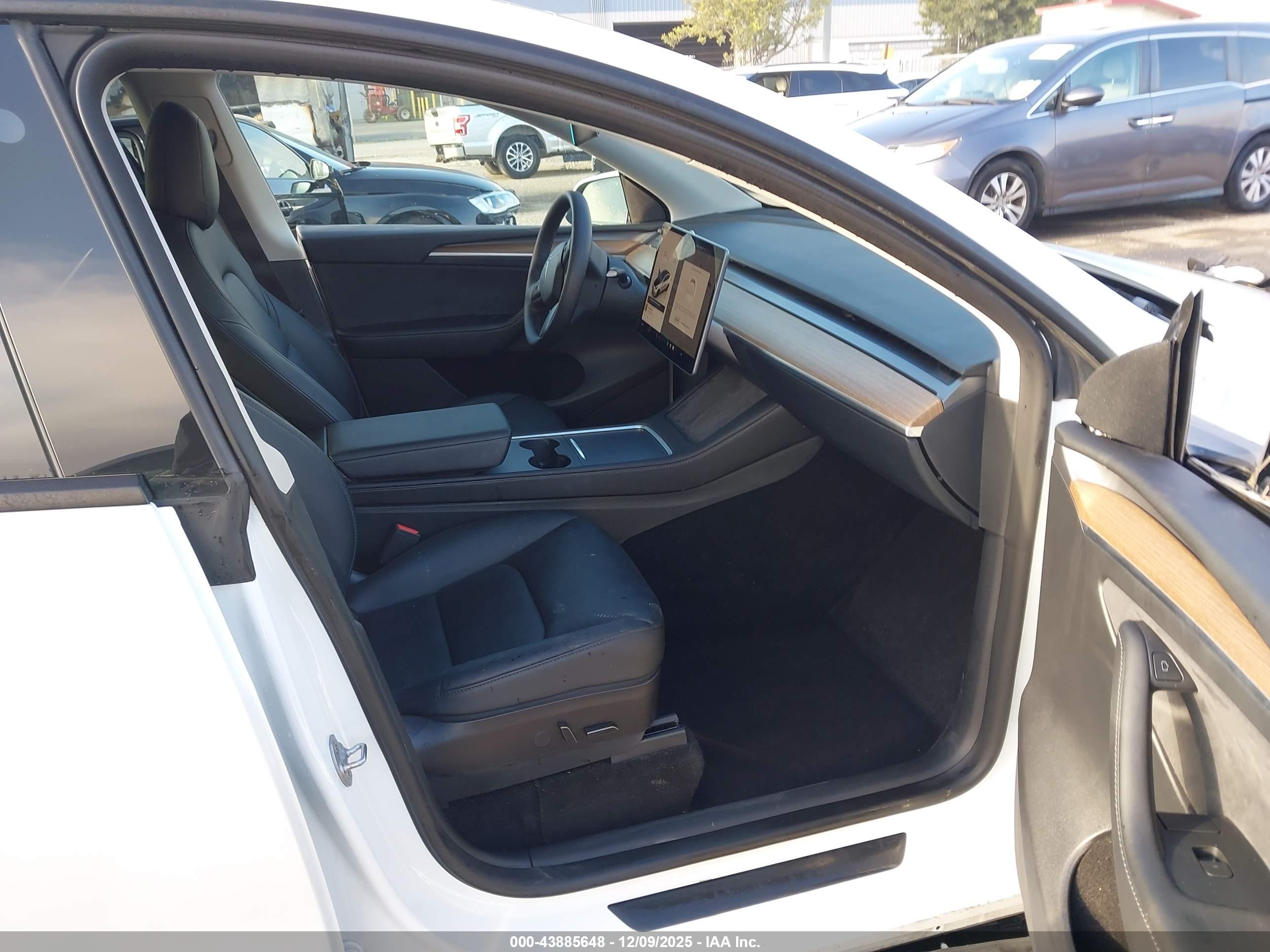 TESLA MODEL image 5