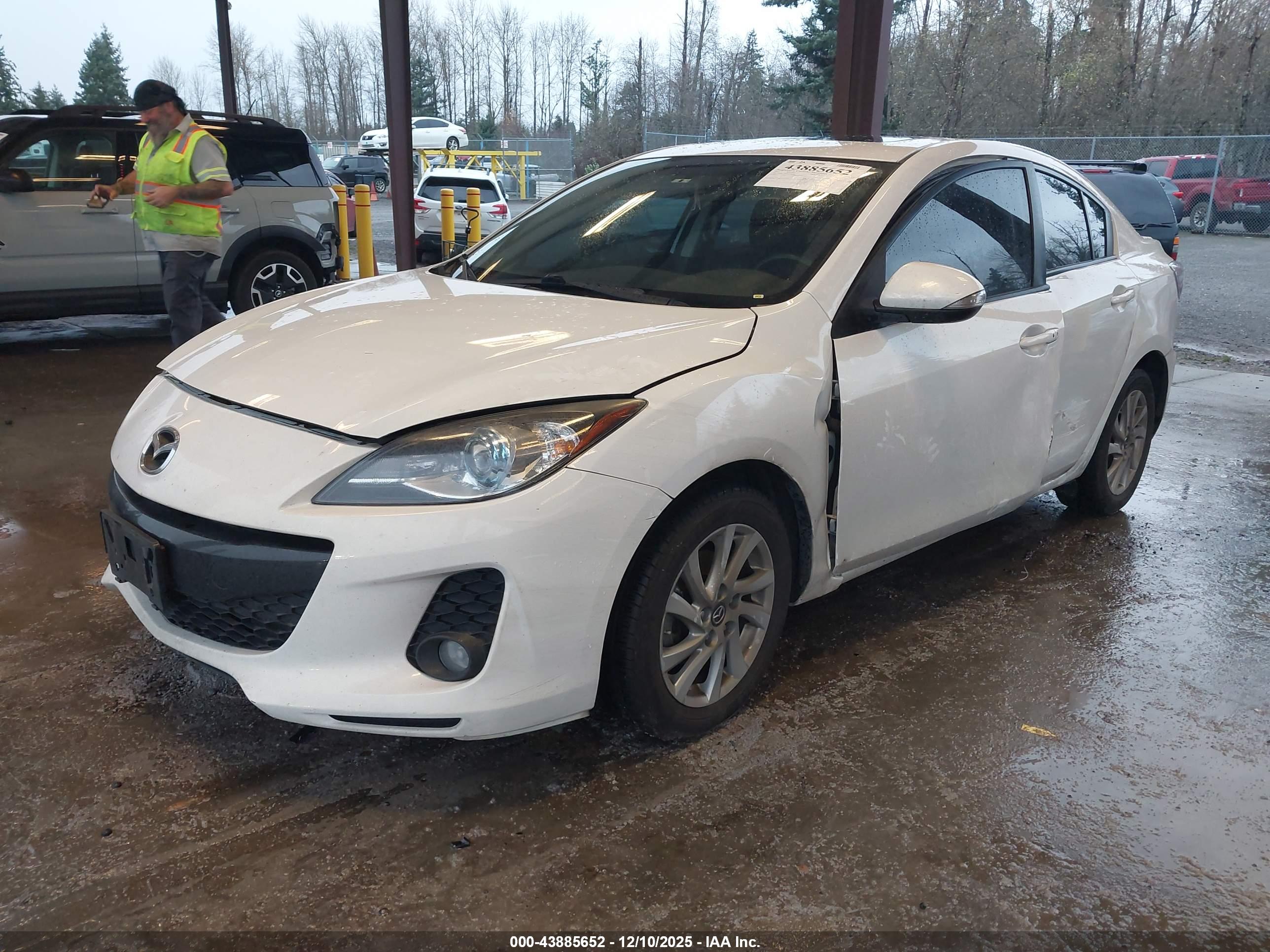 MAZDA MAZDA3 image 2