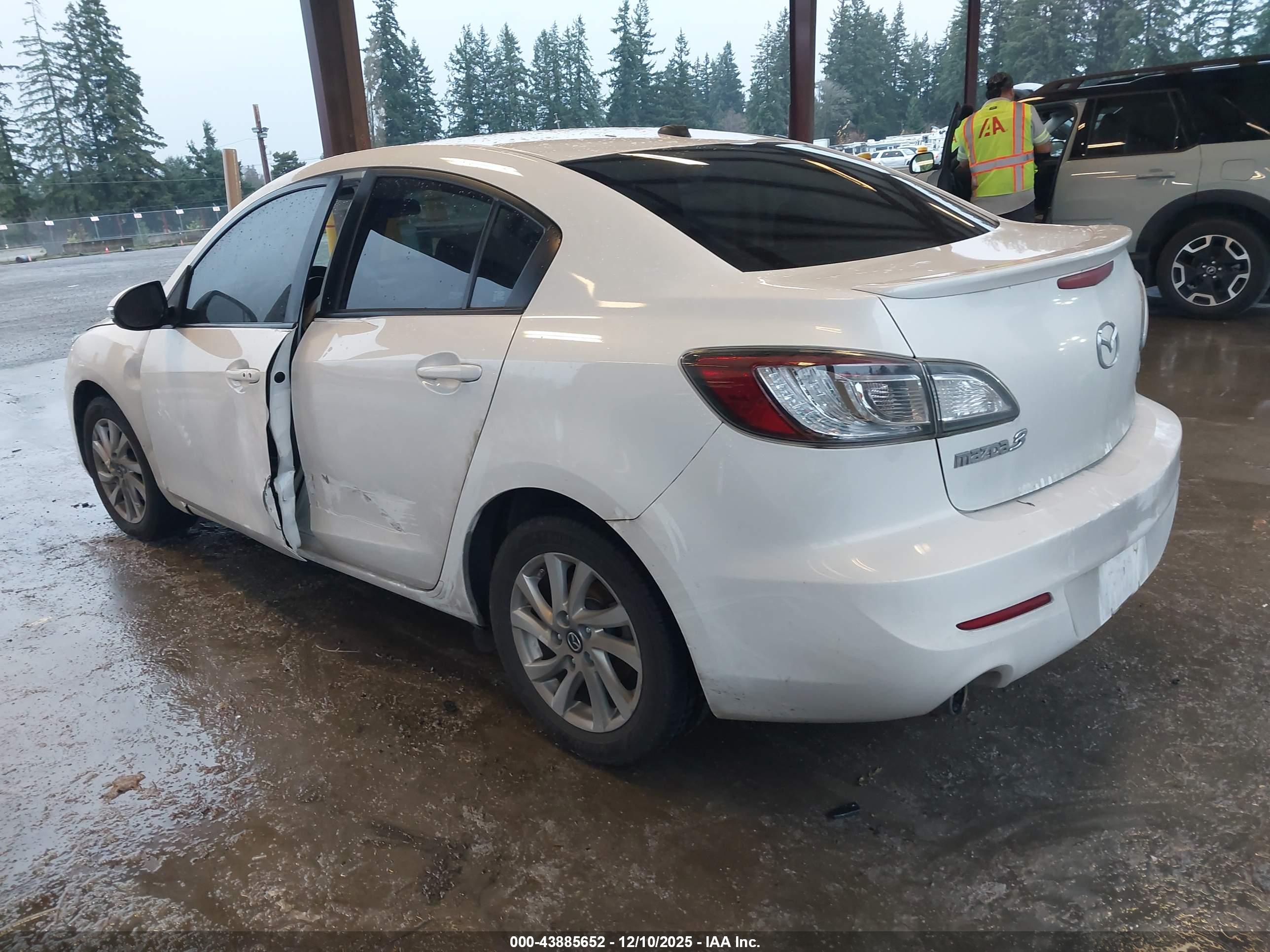 MAZDA MAZDA3 image 3