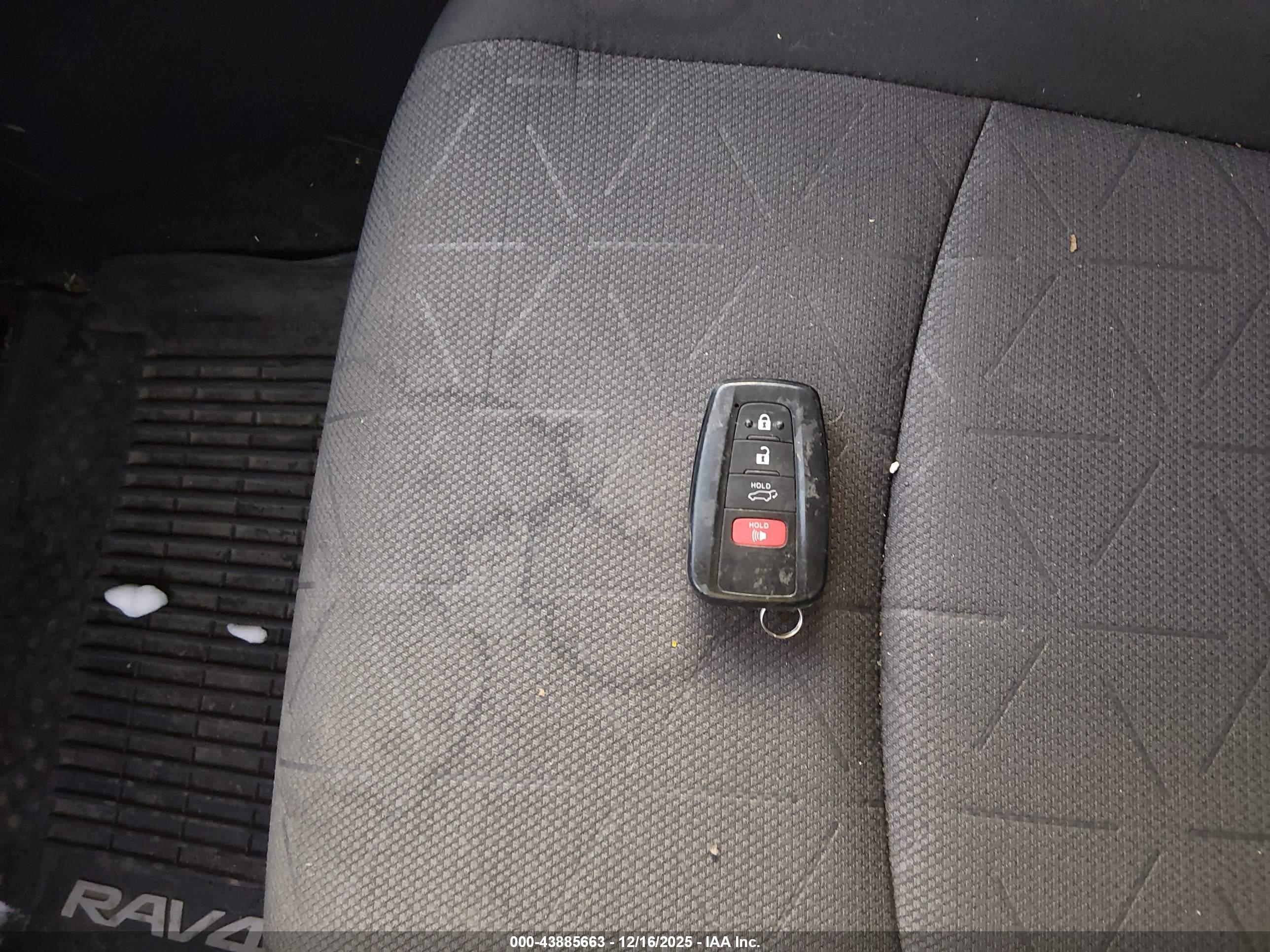 TOYOTA RAV4 image 11