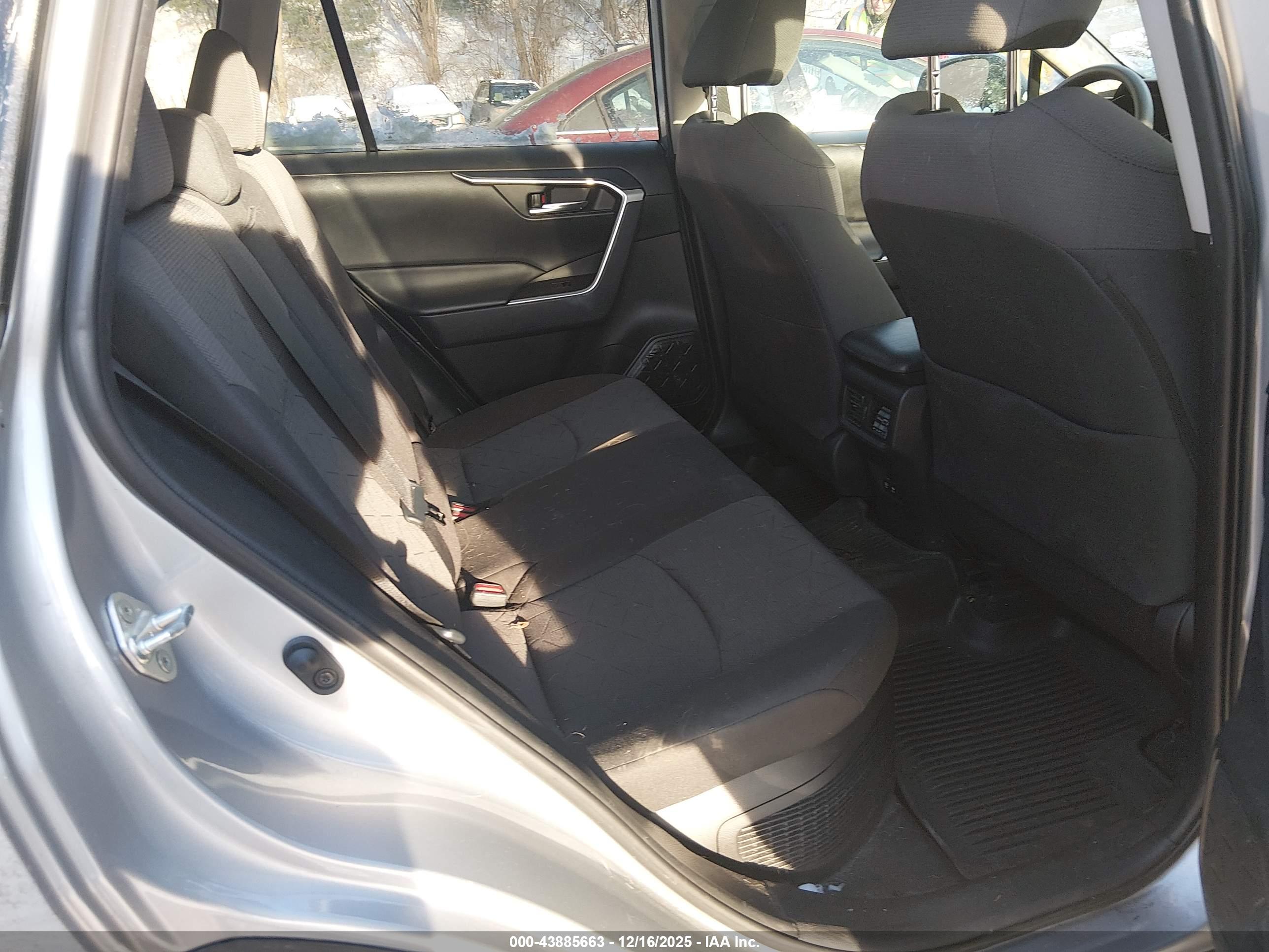 TOYOTA RAV4 image 8