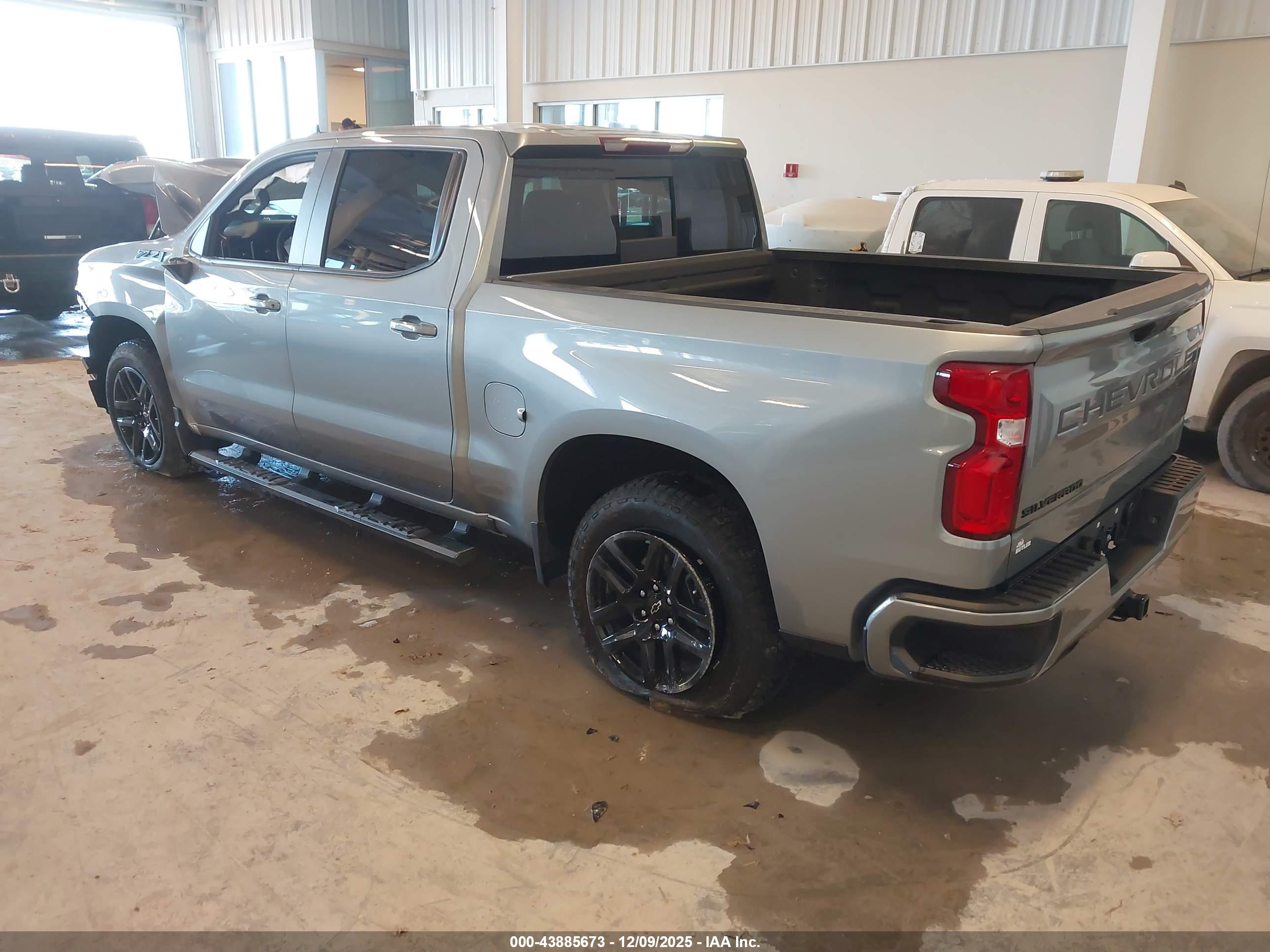 CHEVROLET SILVERADO image 3