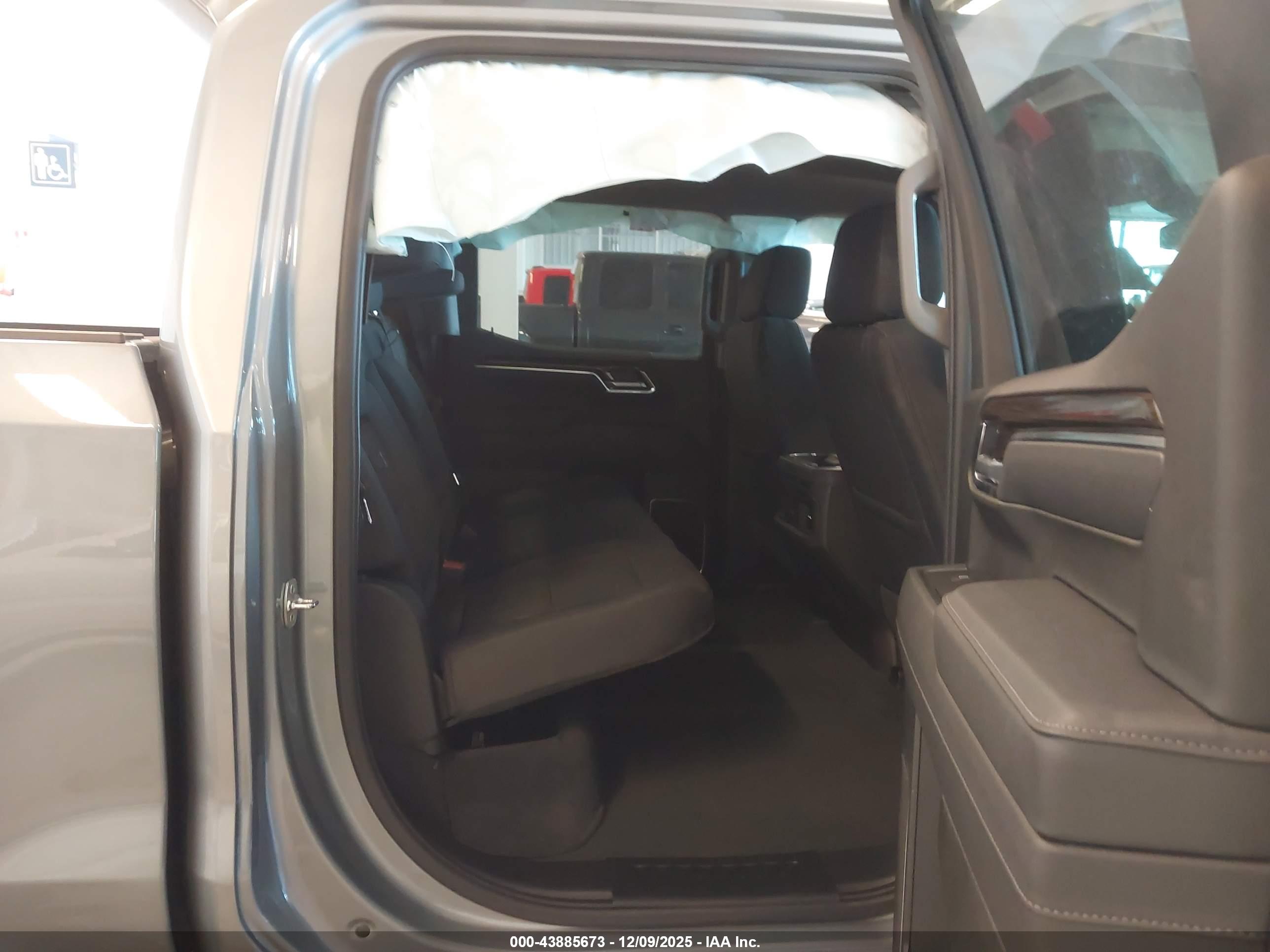 CHEVROLET SILVERADO image 8
