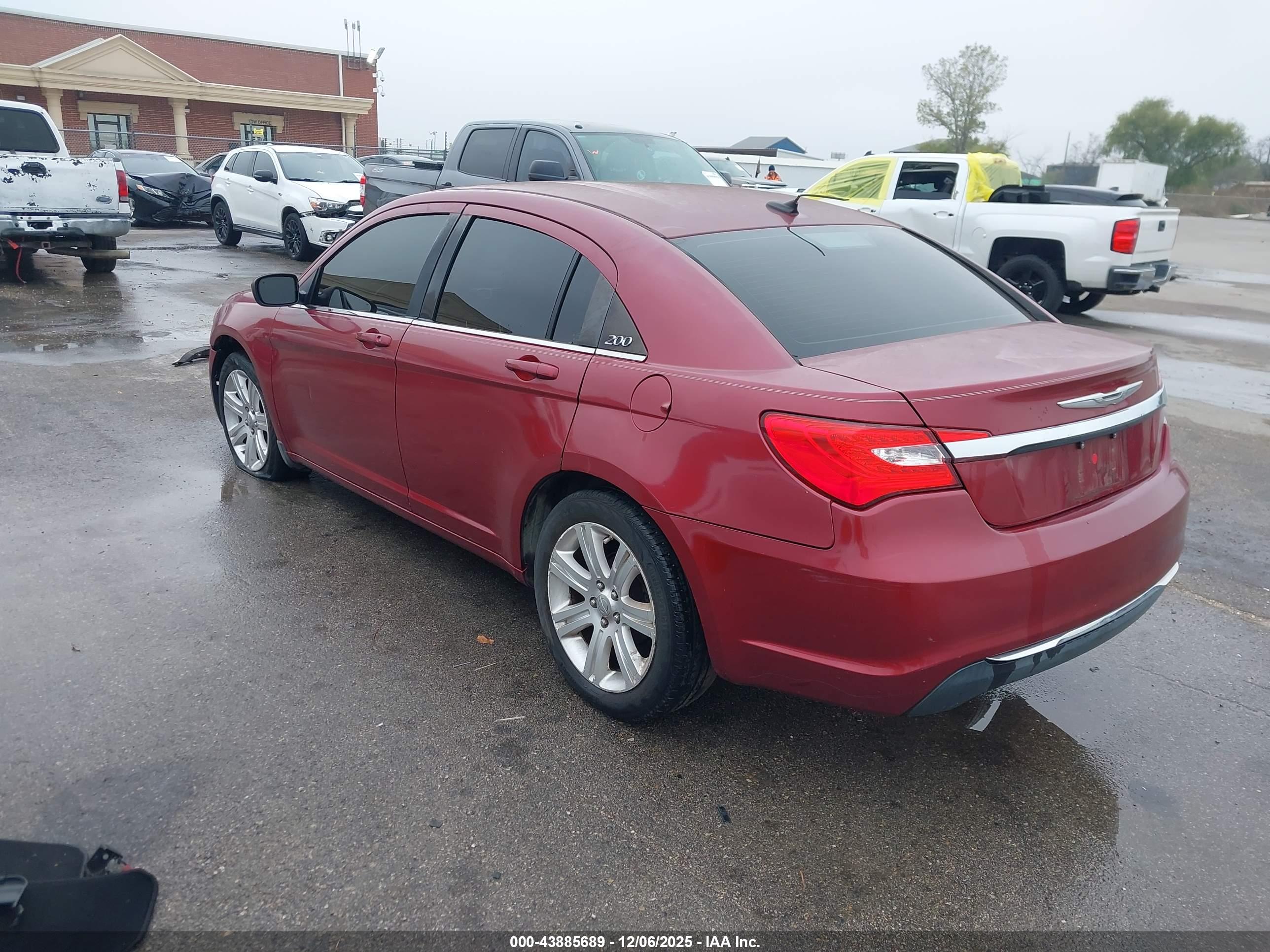 CHRYSLER 200 image 3