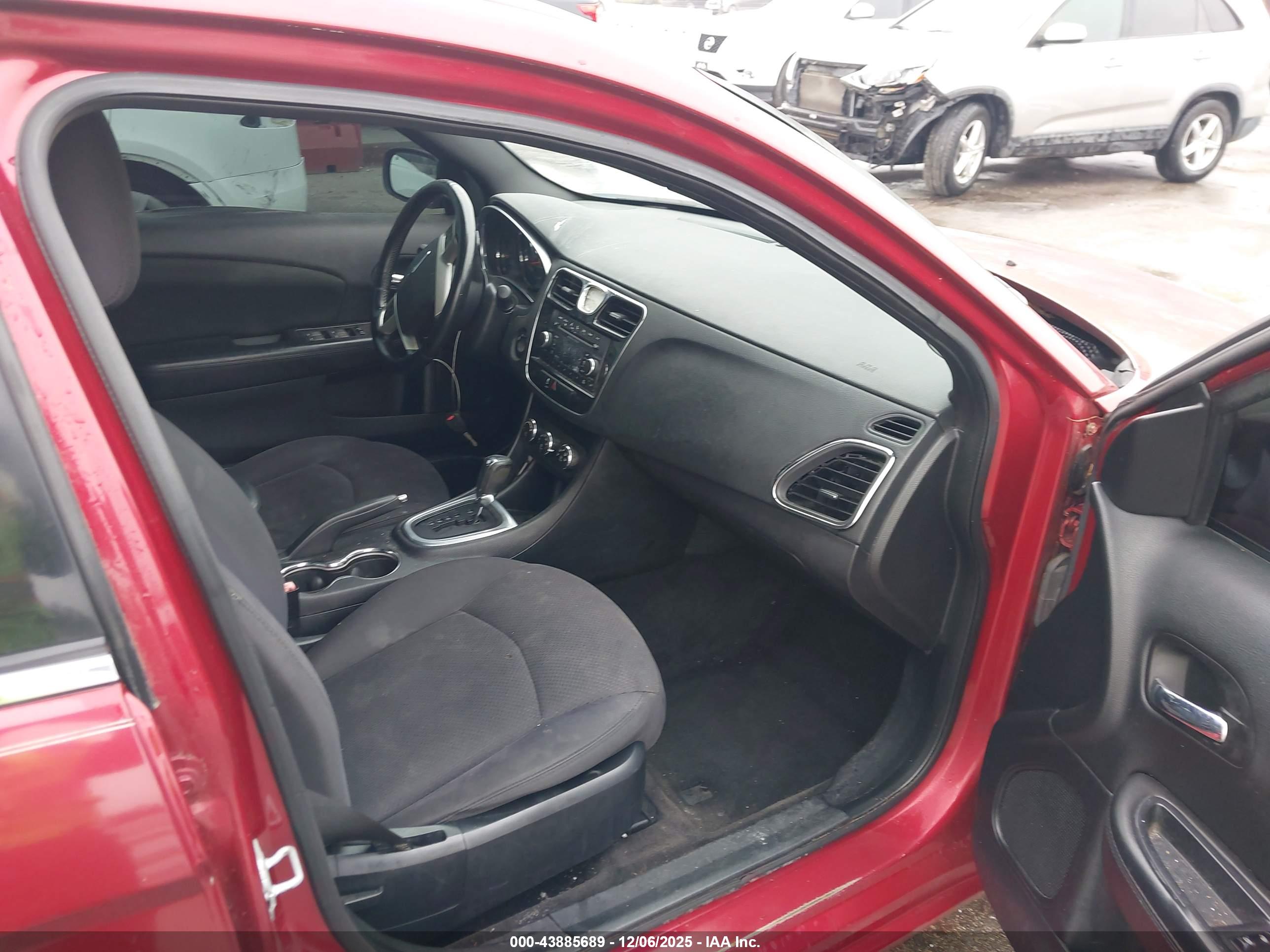 CHRYSLER 200 image 5