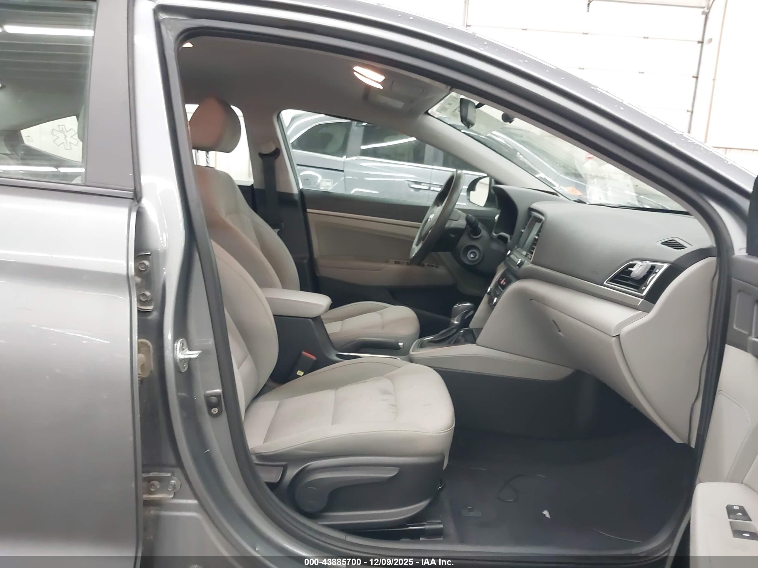HYUNDAI ELANTRA image 5