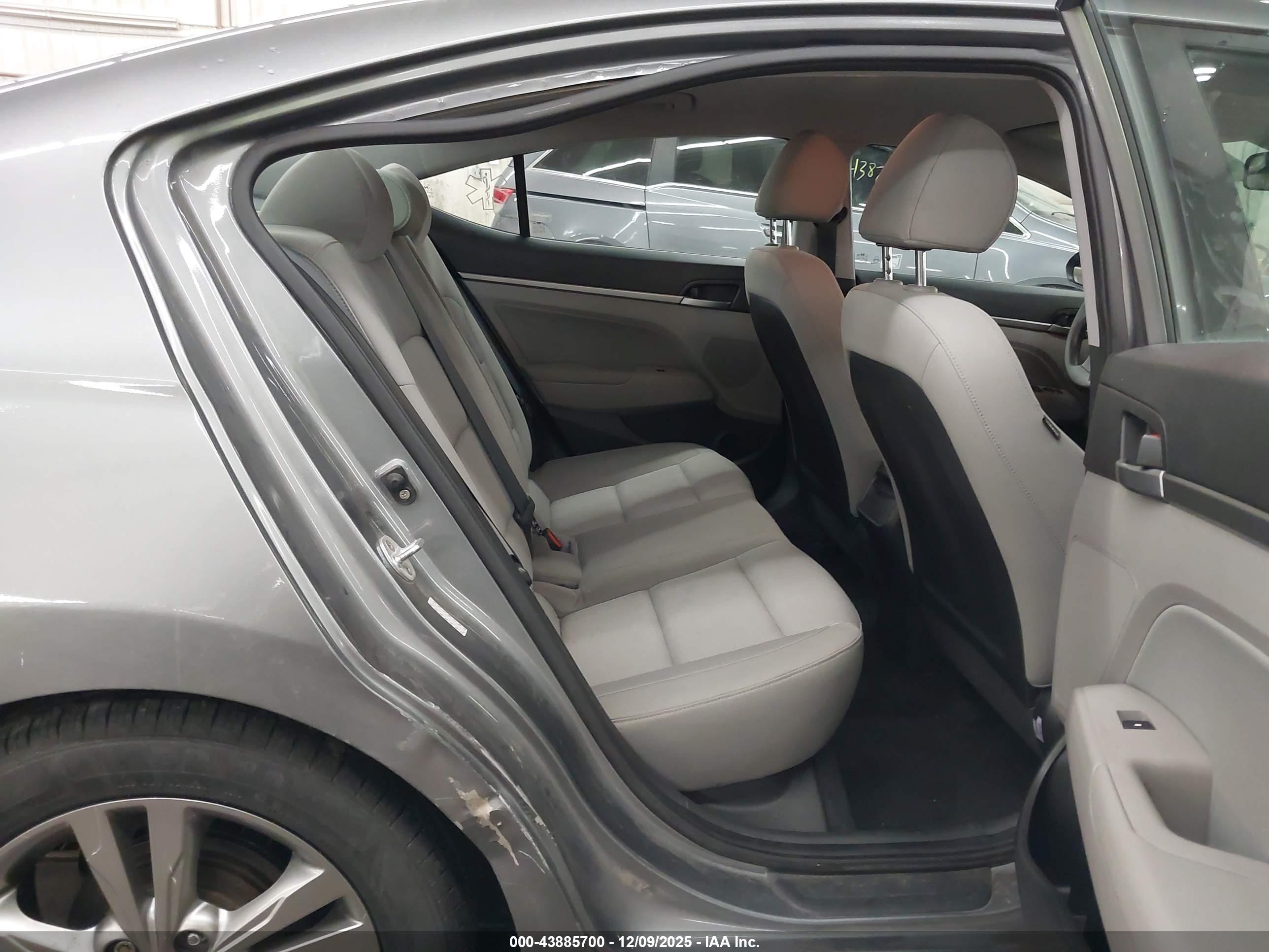 HYUNDAI ELANTRA image 8