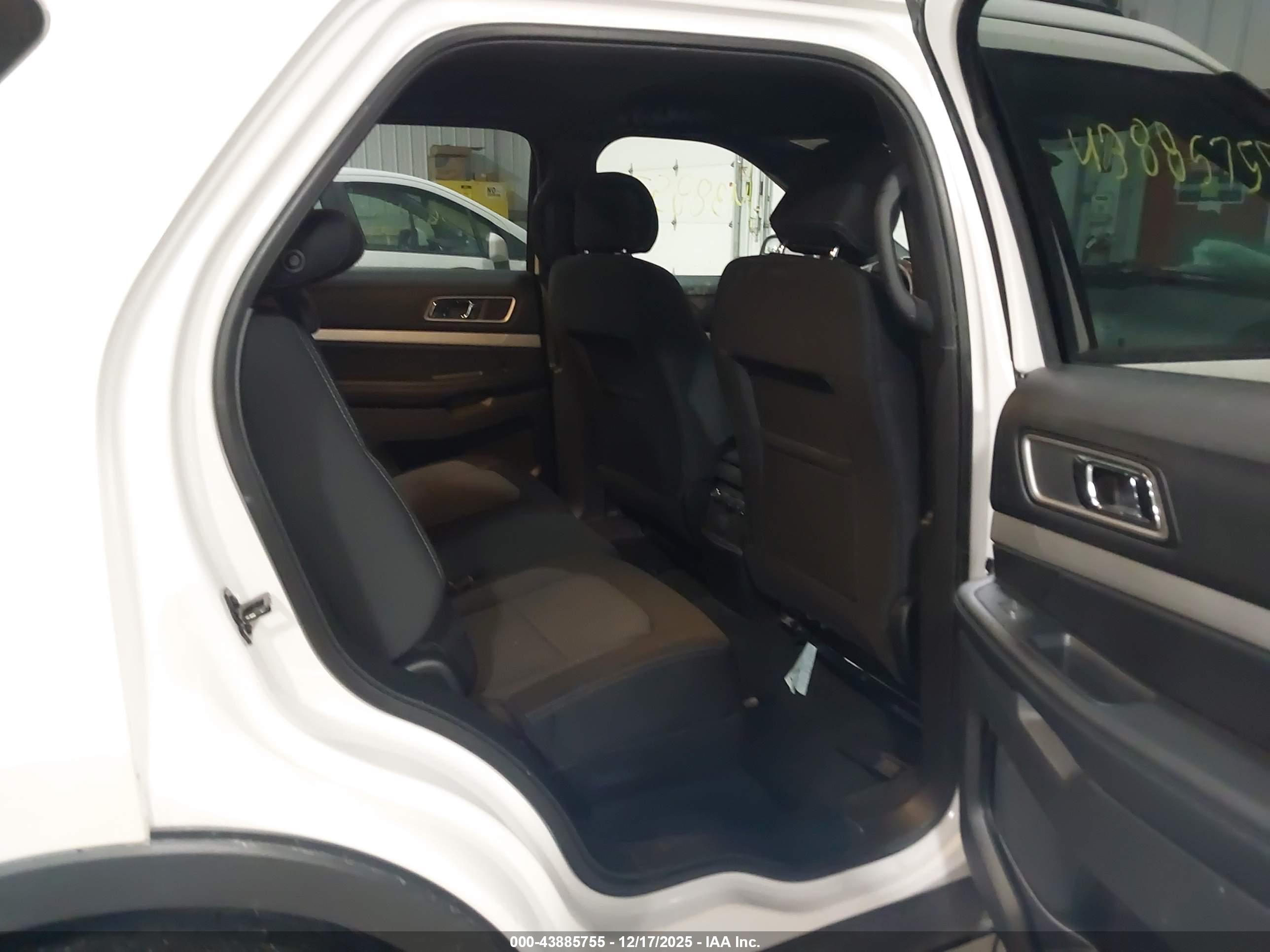 FORD EXPLORER image 8