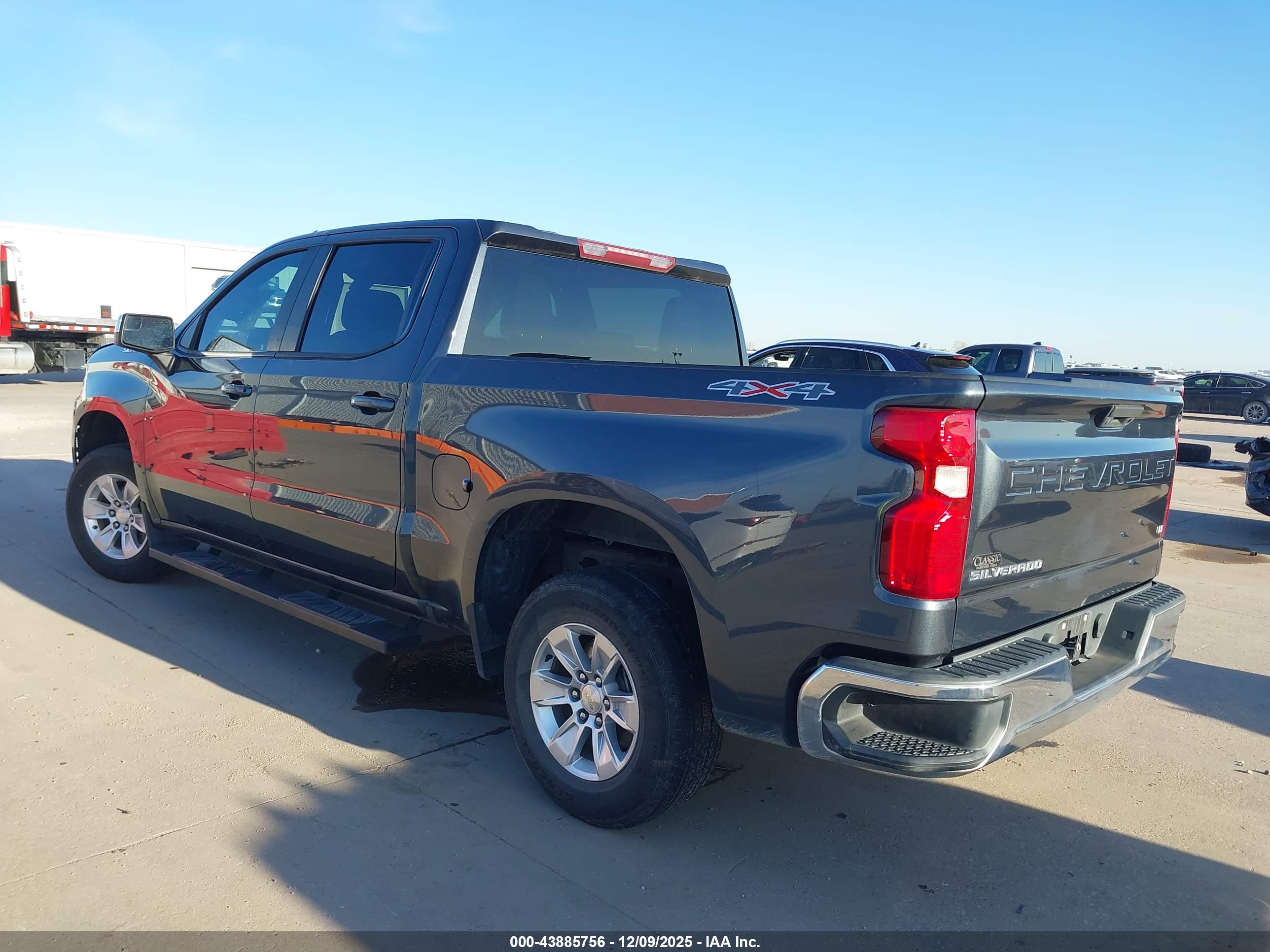 CHEVROLET SILVERADO image 3