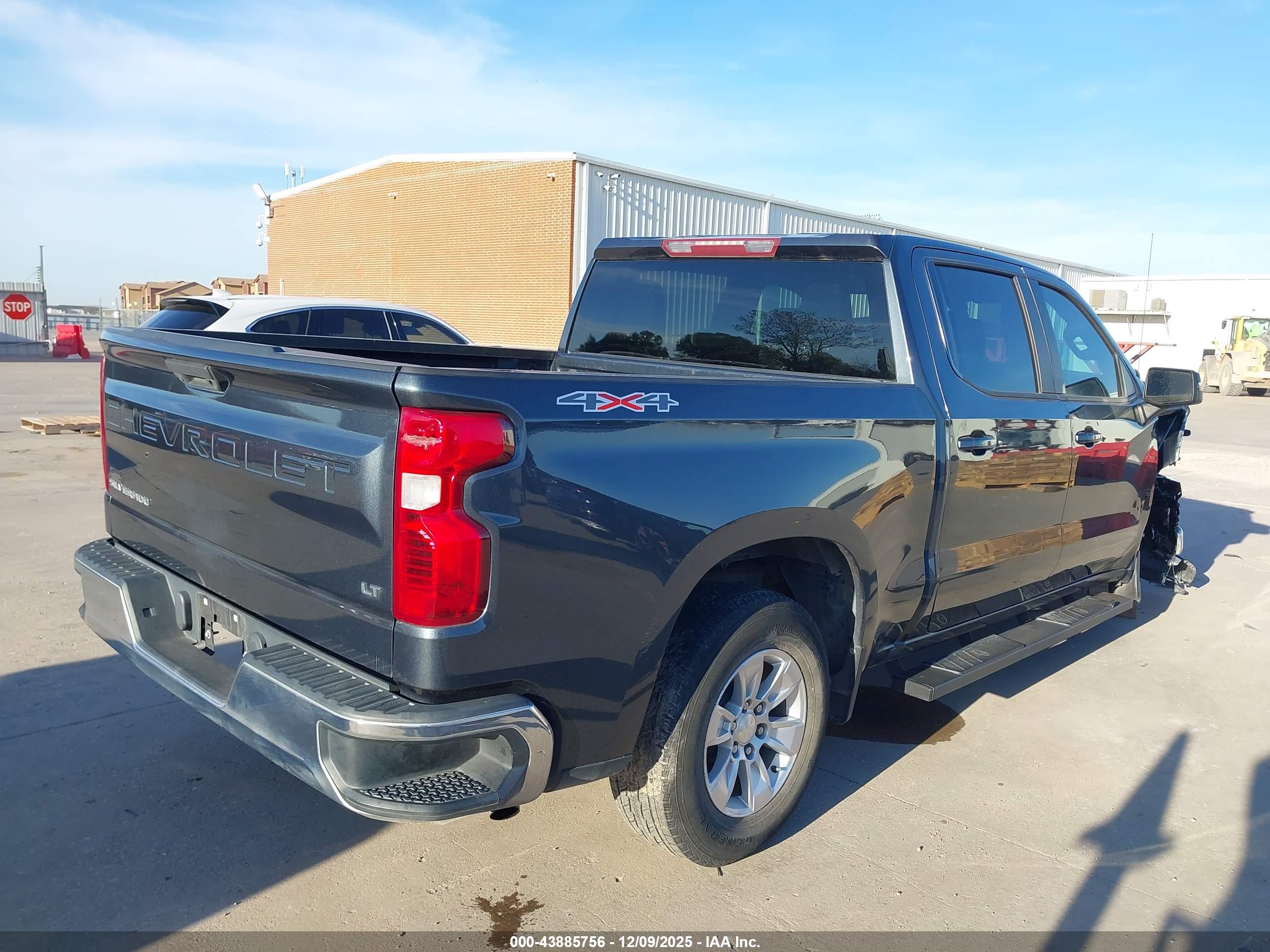 CHEVROLET SILVERADO image 4