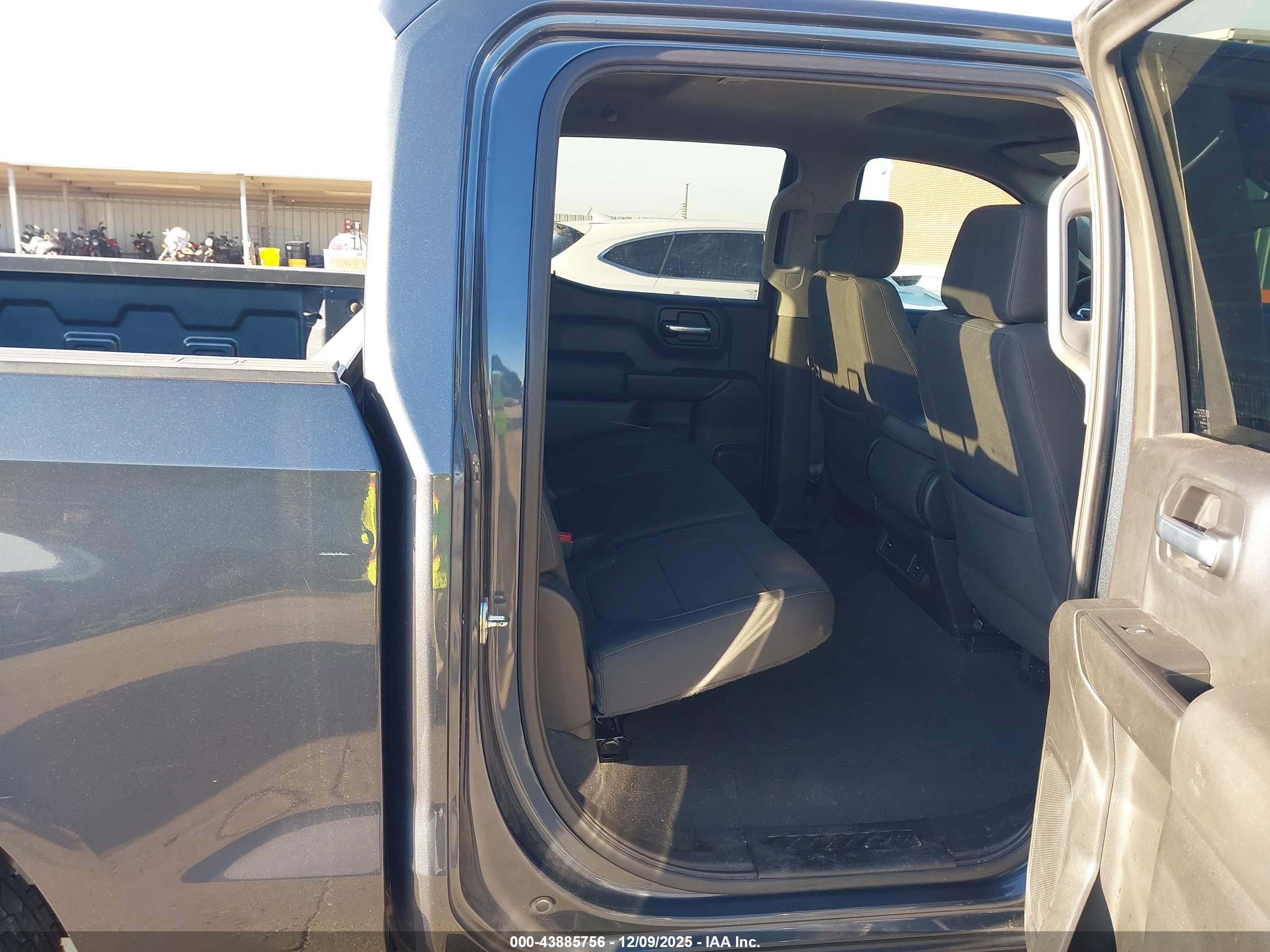 CHEVROLET SILVERADO image 8