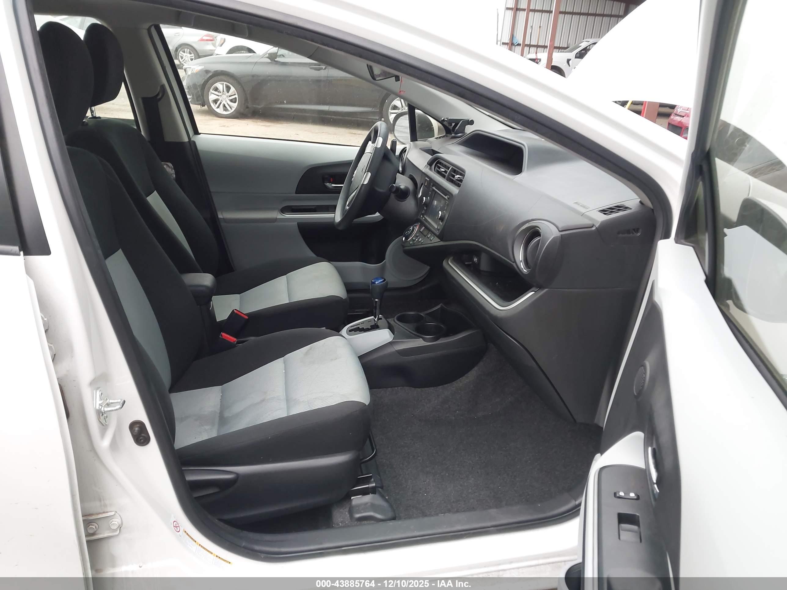 TOYOTA PRIUS image 5
