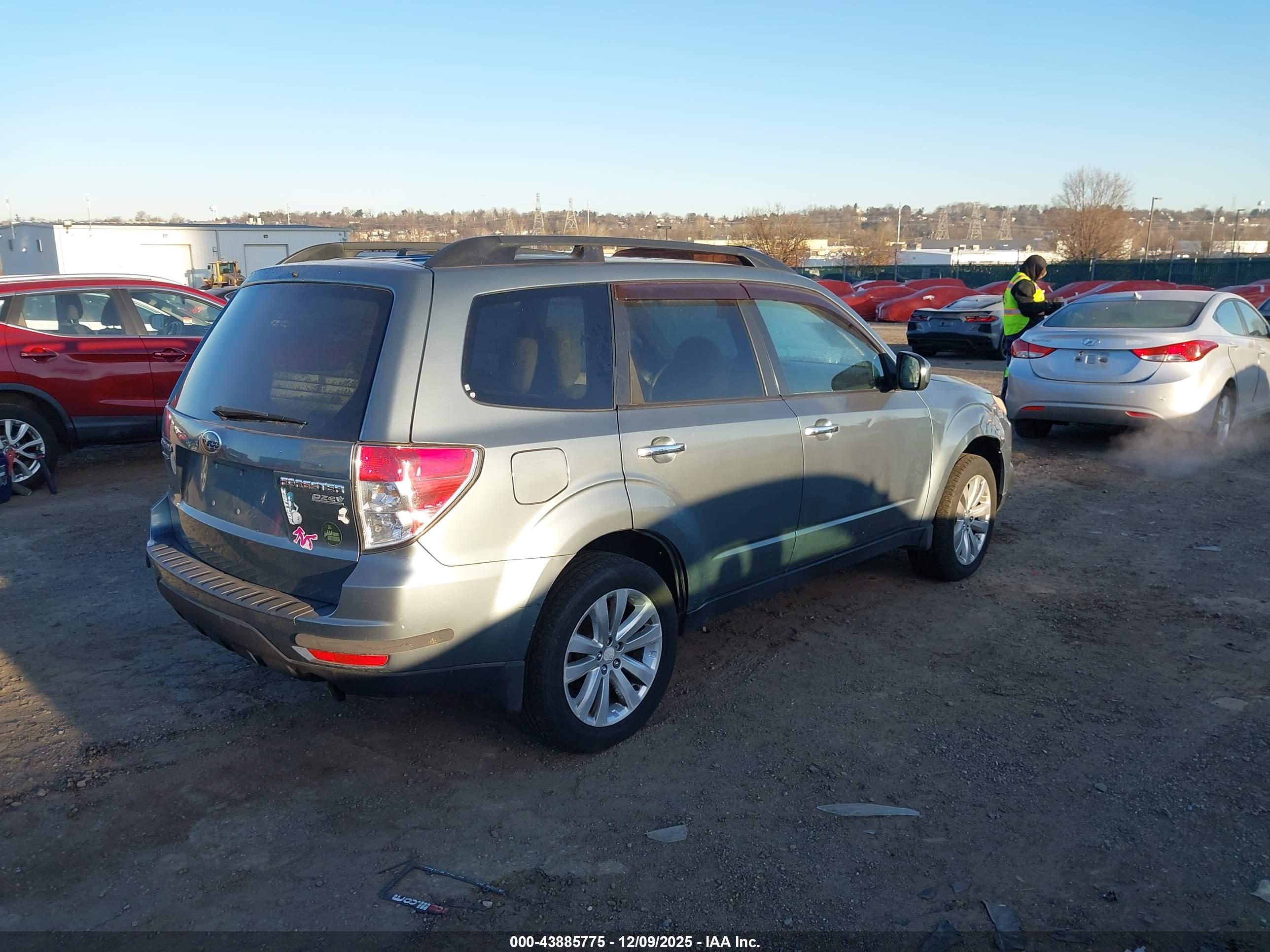 SUBARU FORESTER image 4