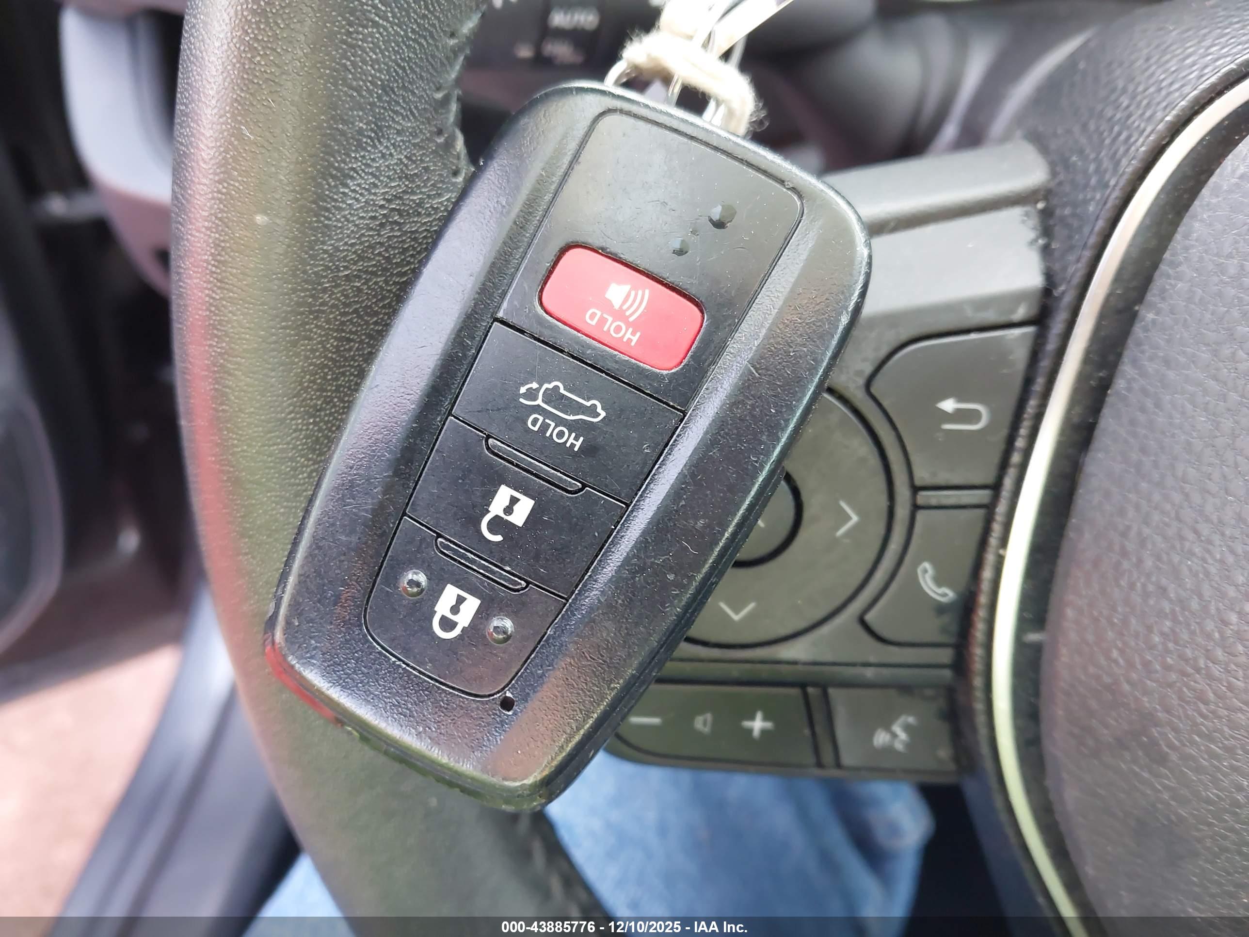TOYOTA RAV4 image 11