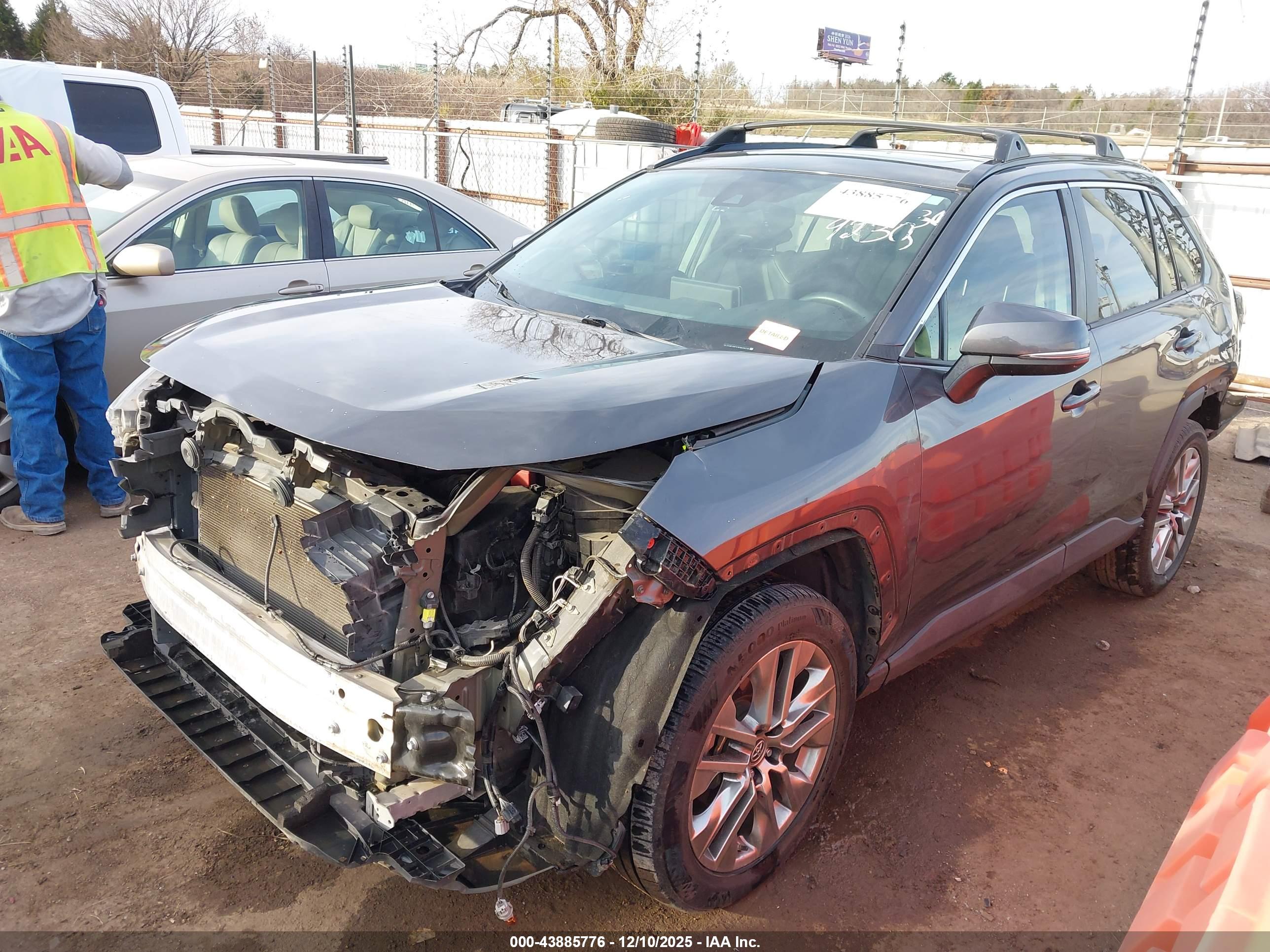 TOYOTA RAV4 image 2