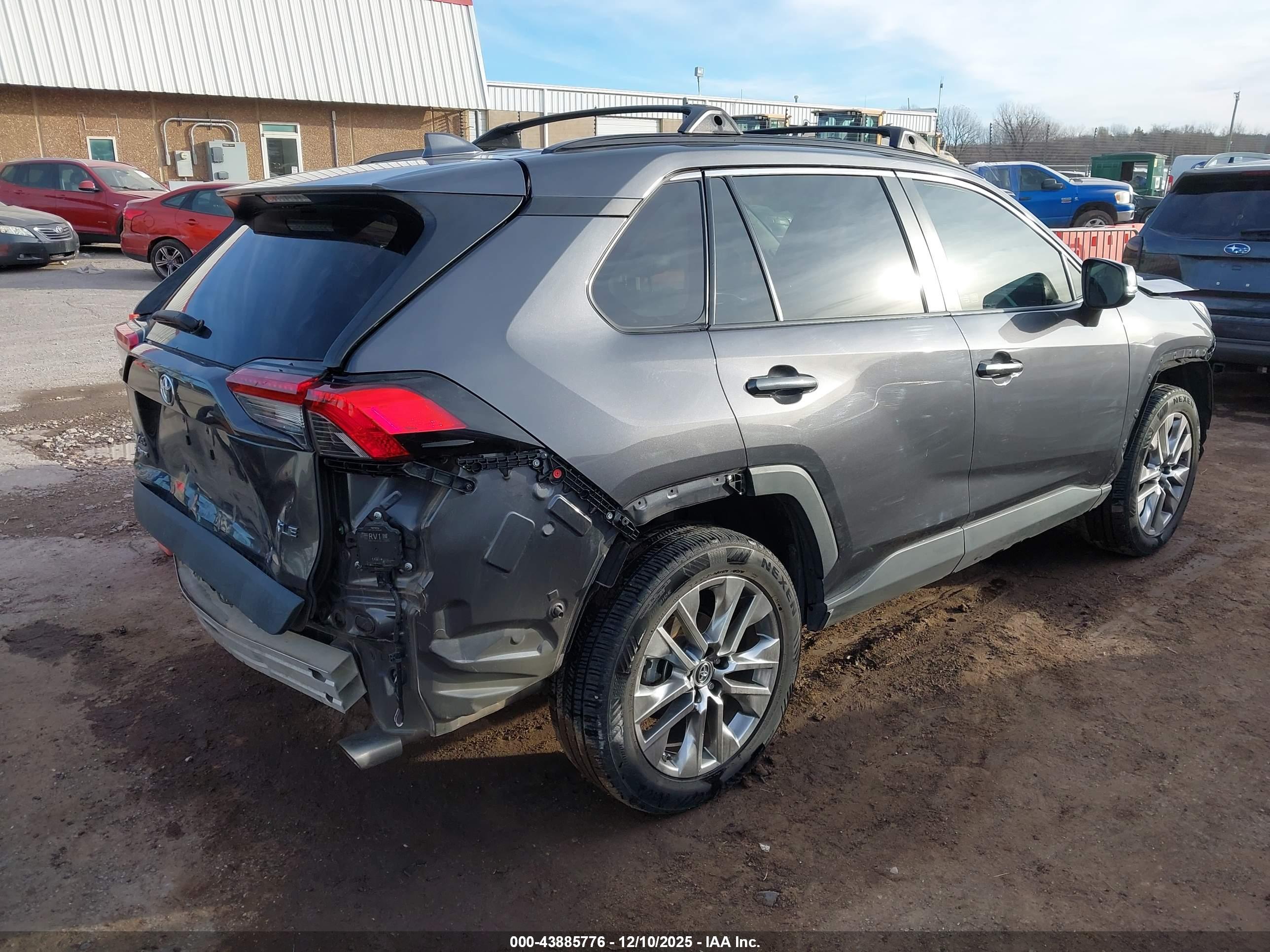 TOYOTA RAV4 image 4