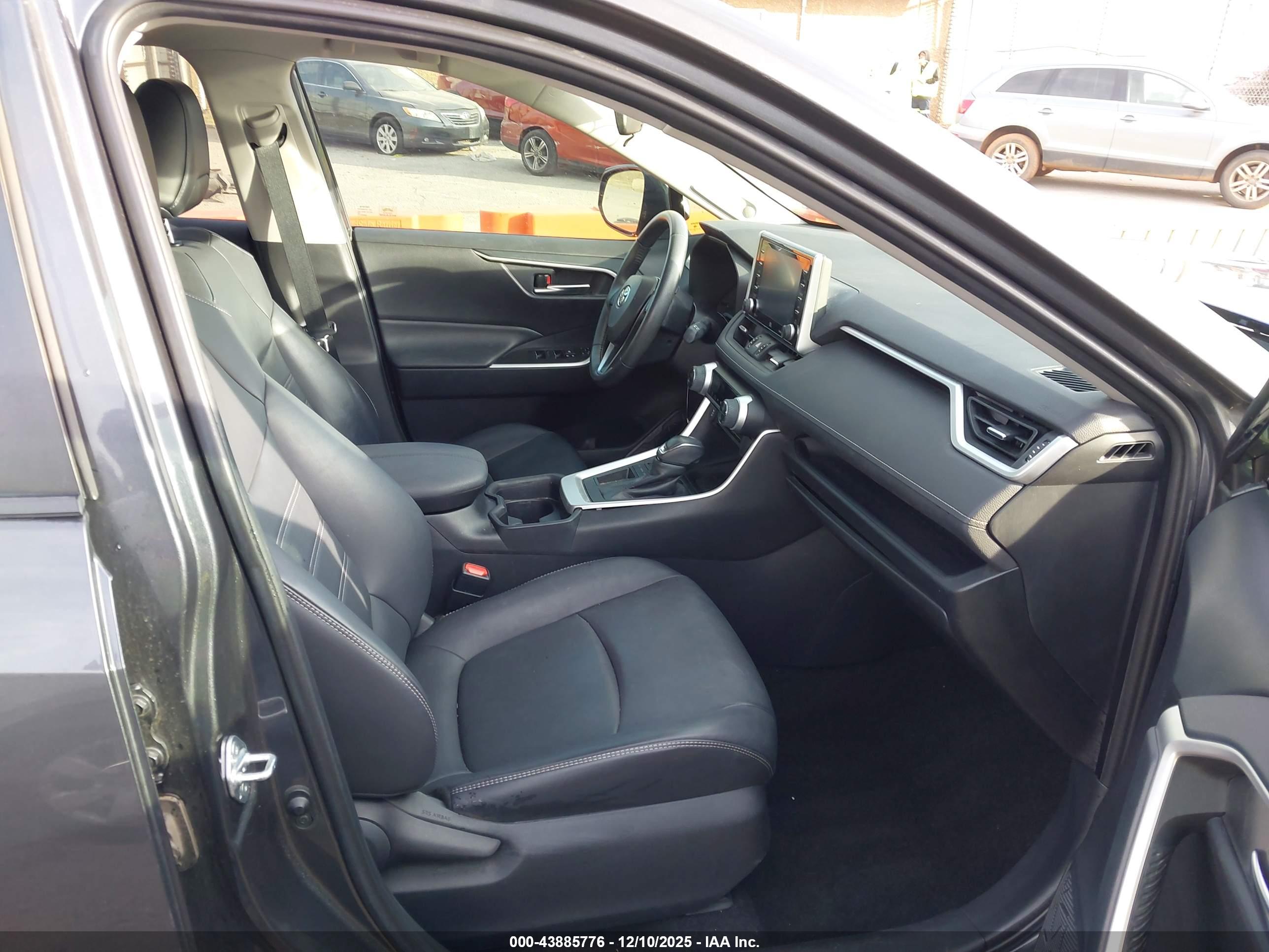 TOYOTA RAV4 image 5