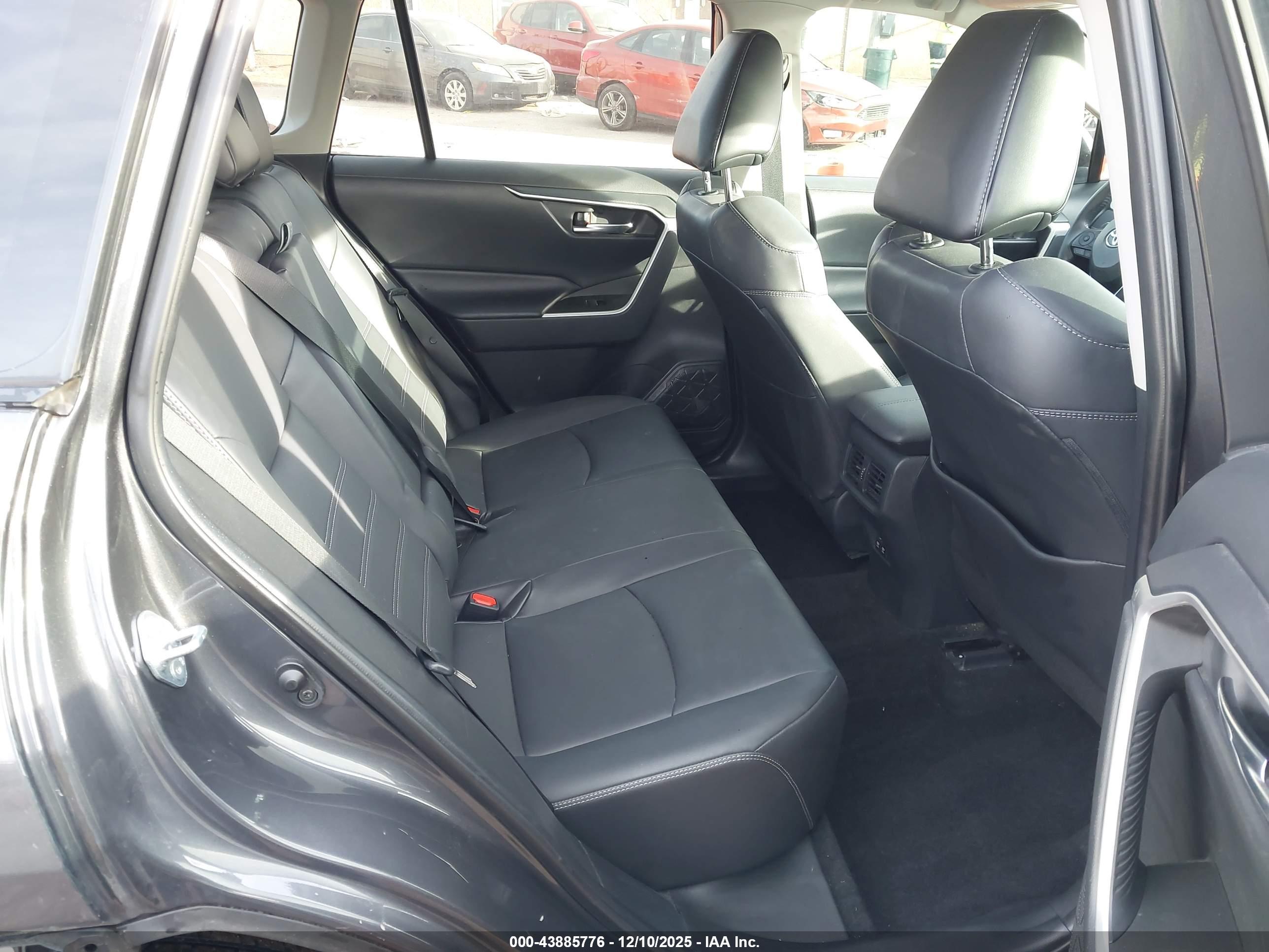 TOYOTA RAV4 image 8