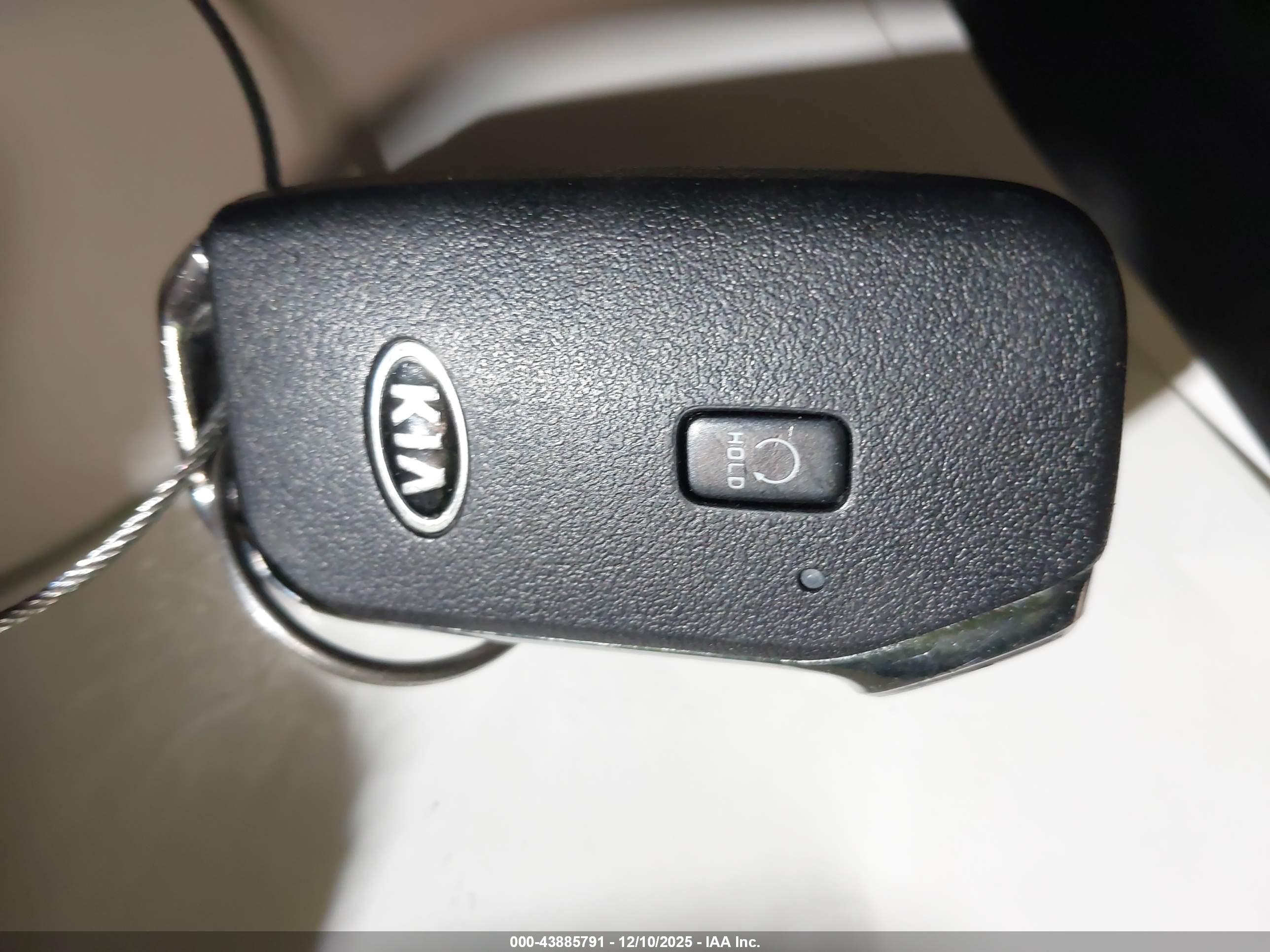 KIA K5 image 11