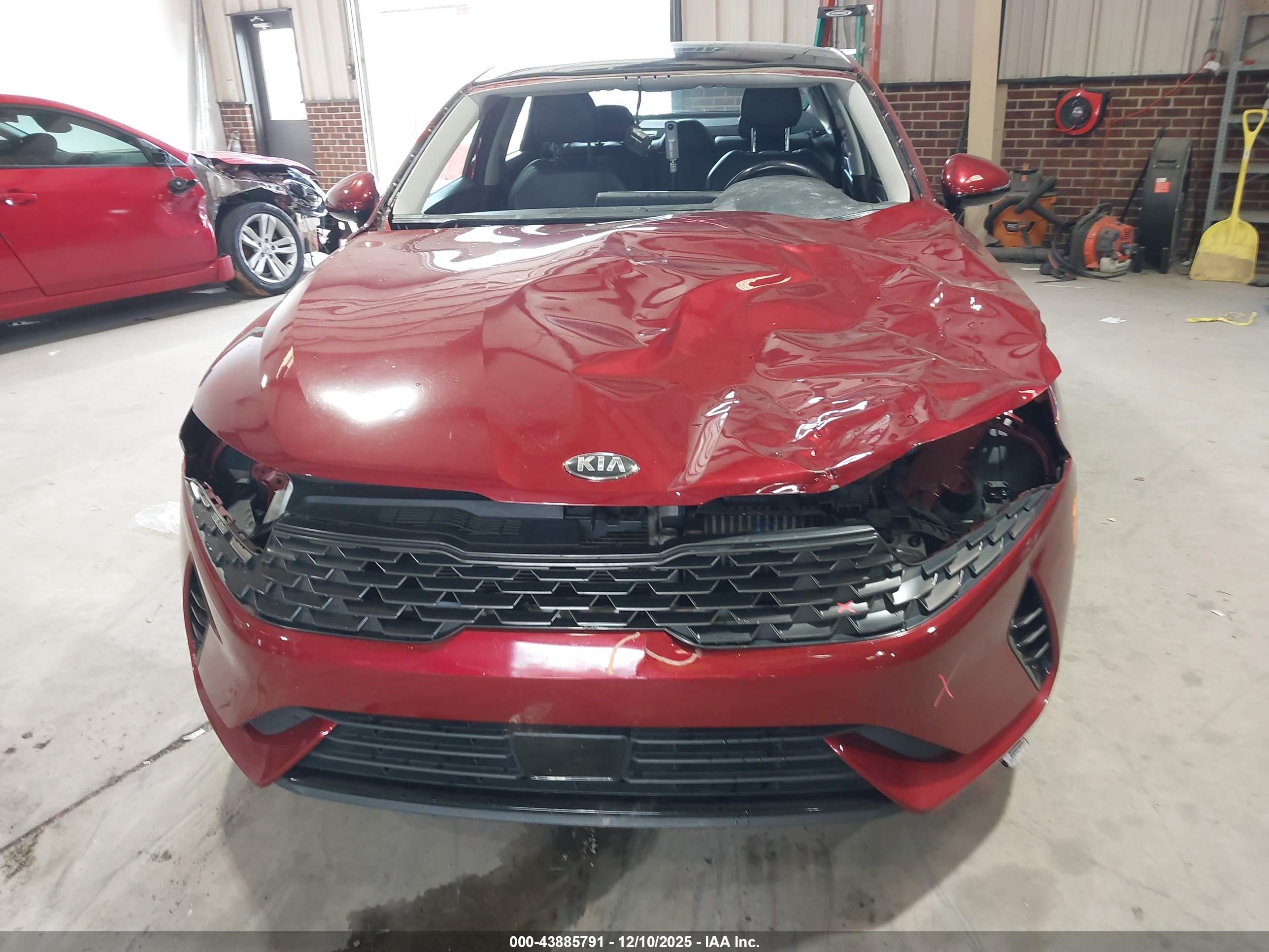 KIA K5 image 6