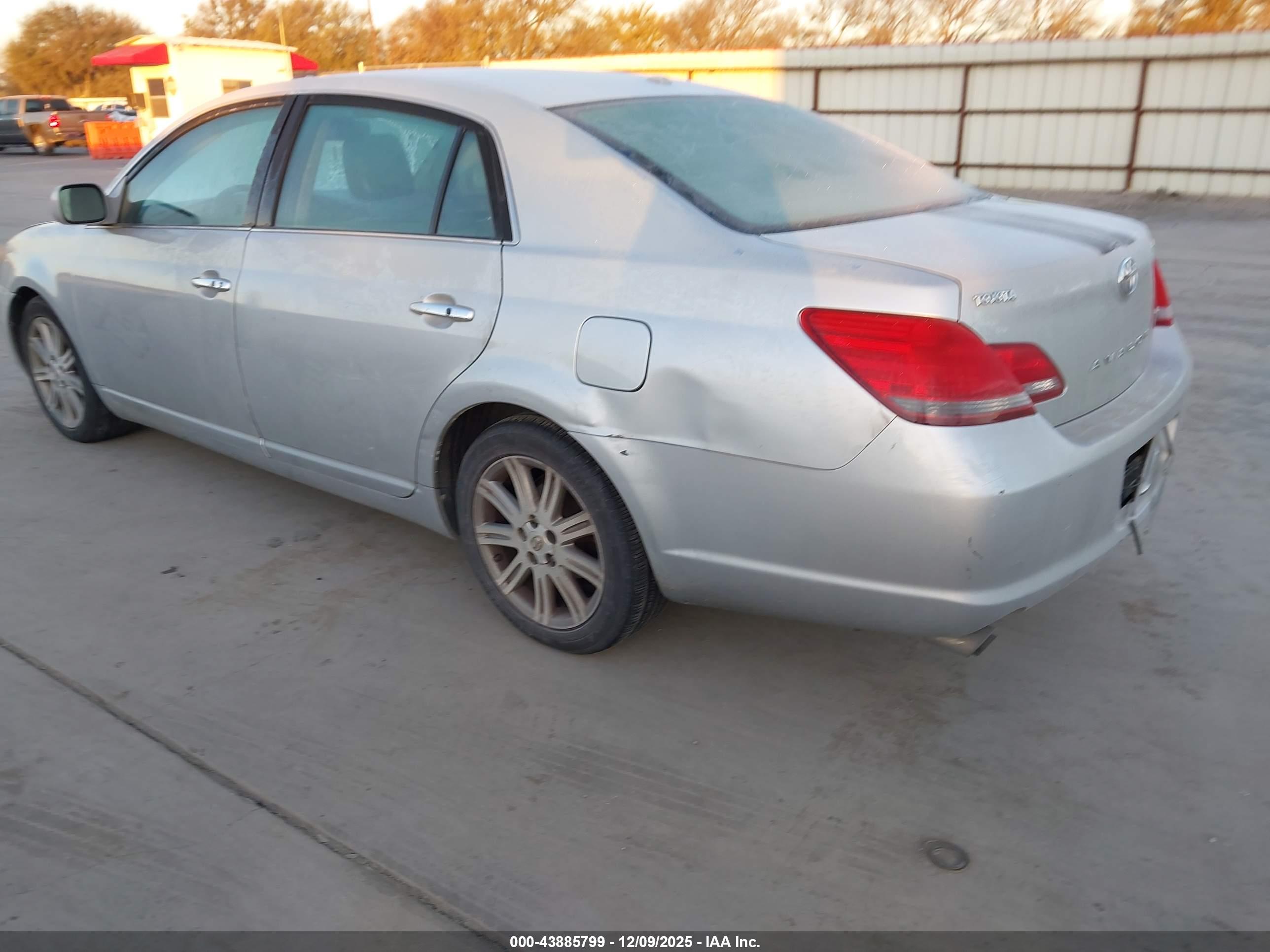 TOYOTA AVALON image 3
