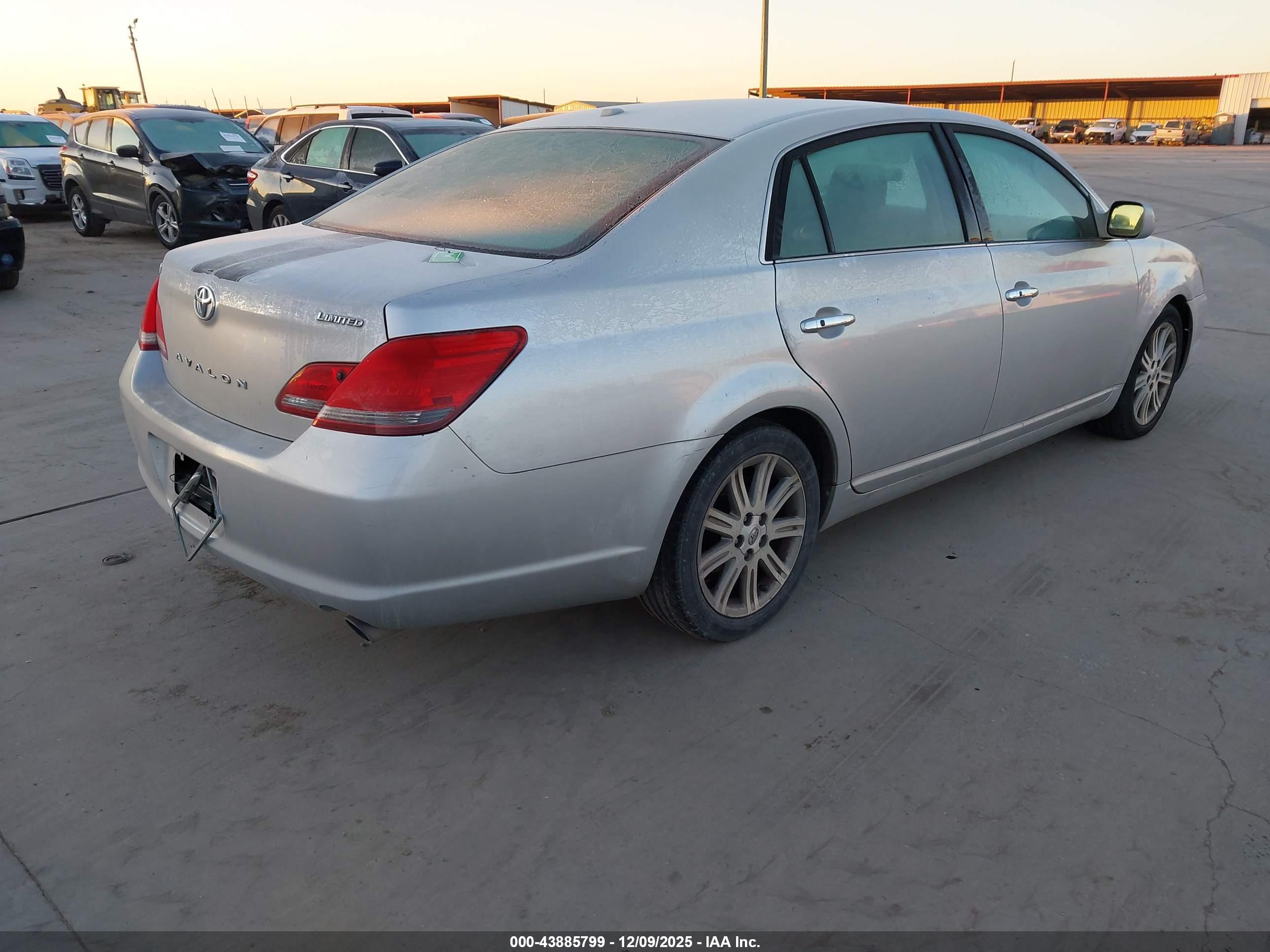TOYOTA AVALON image 4