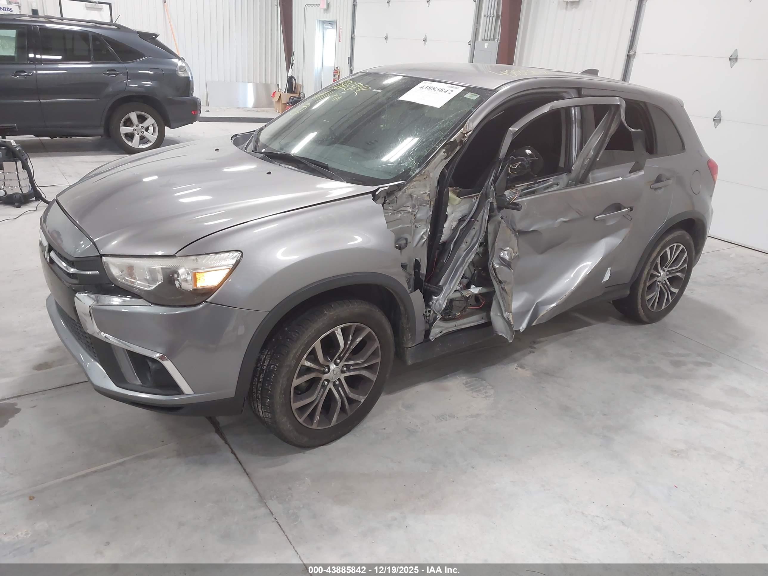 MITSUBISHI OUTLANDER image 2