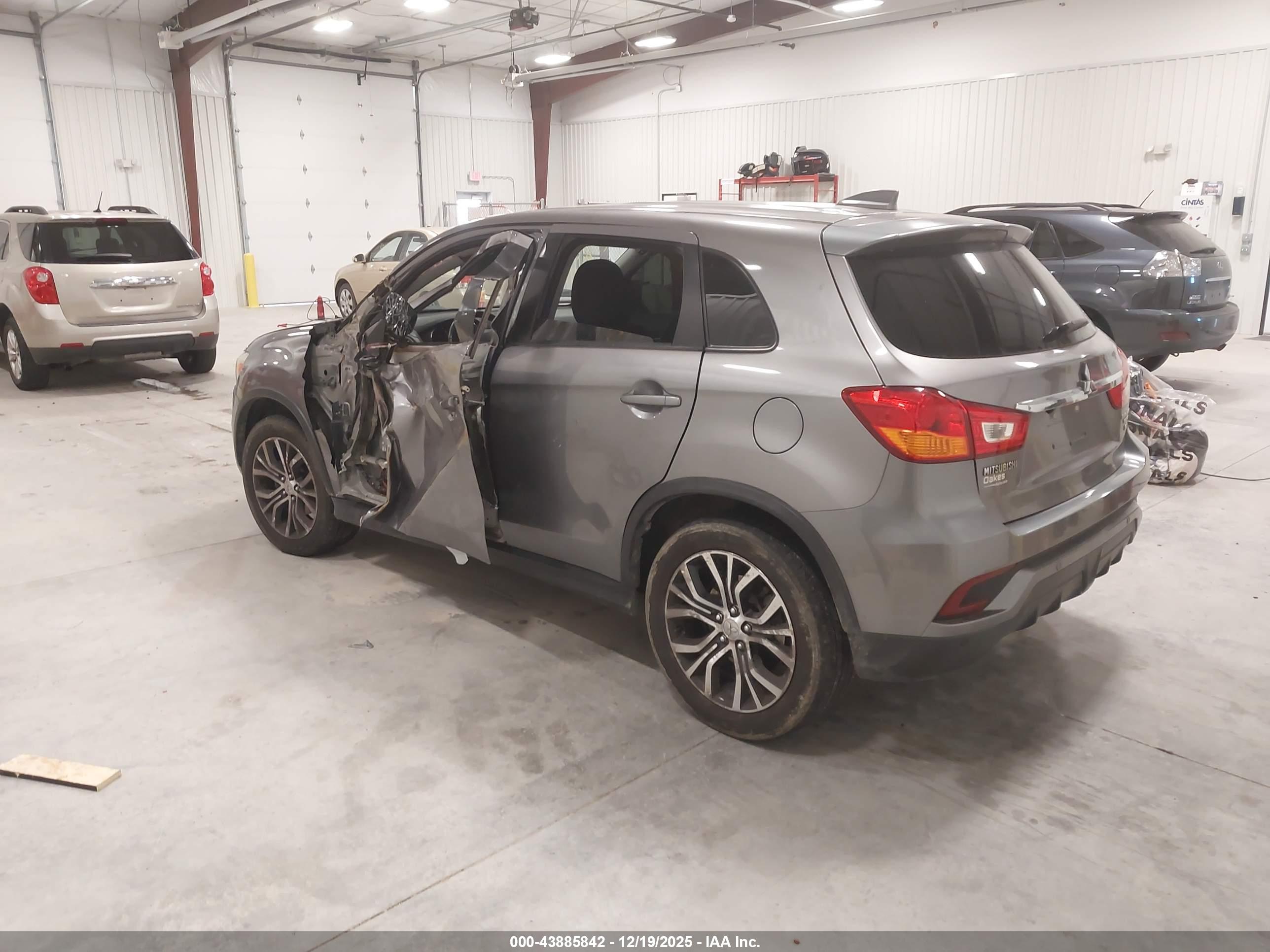 MITSUBISHI OUTLANDER image 3