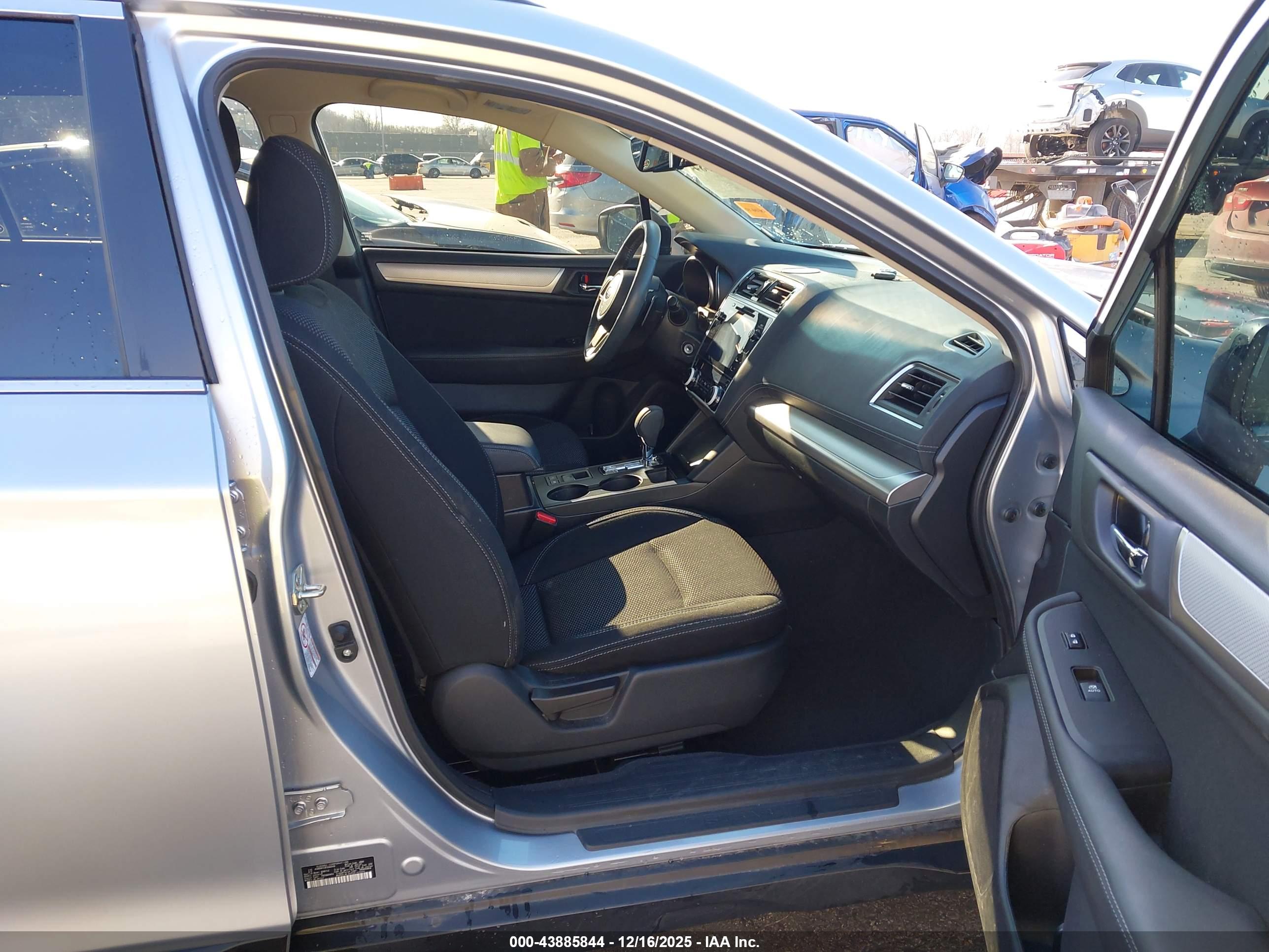 SUBARU OUTBACK image 5