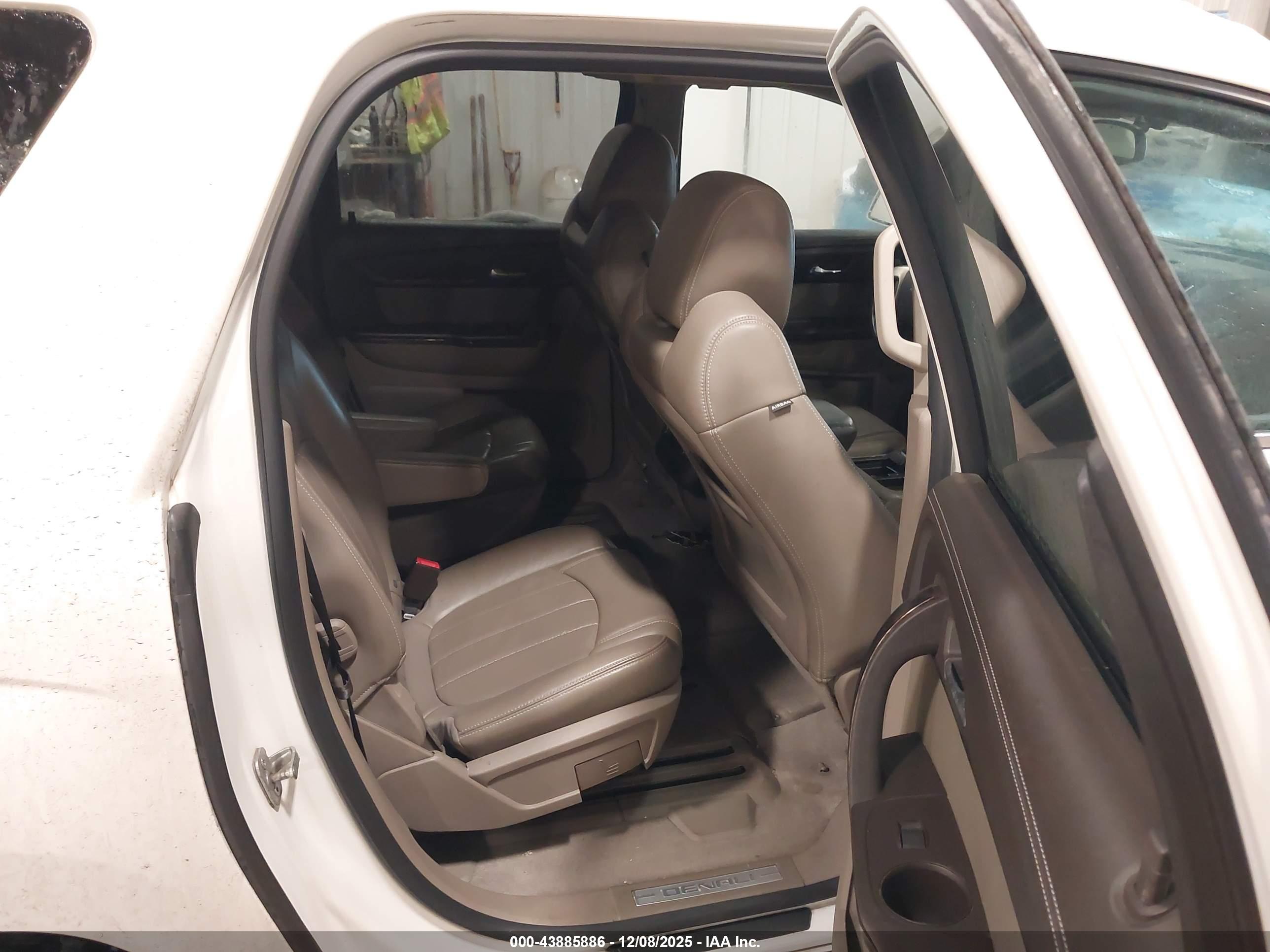 GMC ACADIA image 8