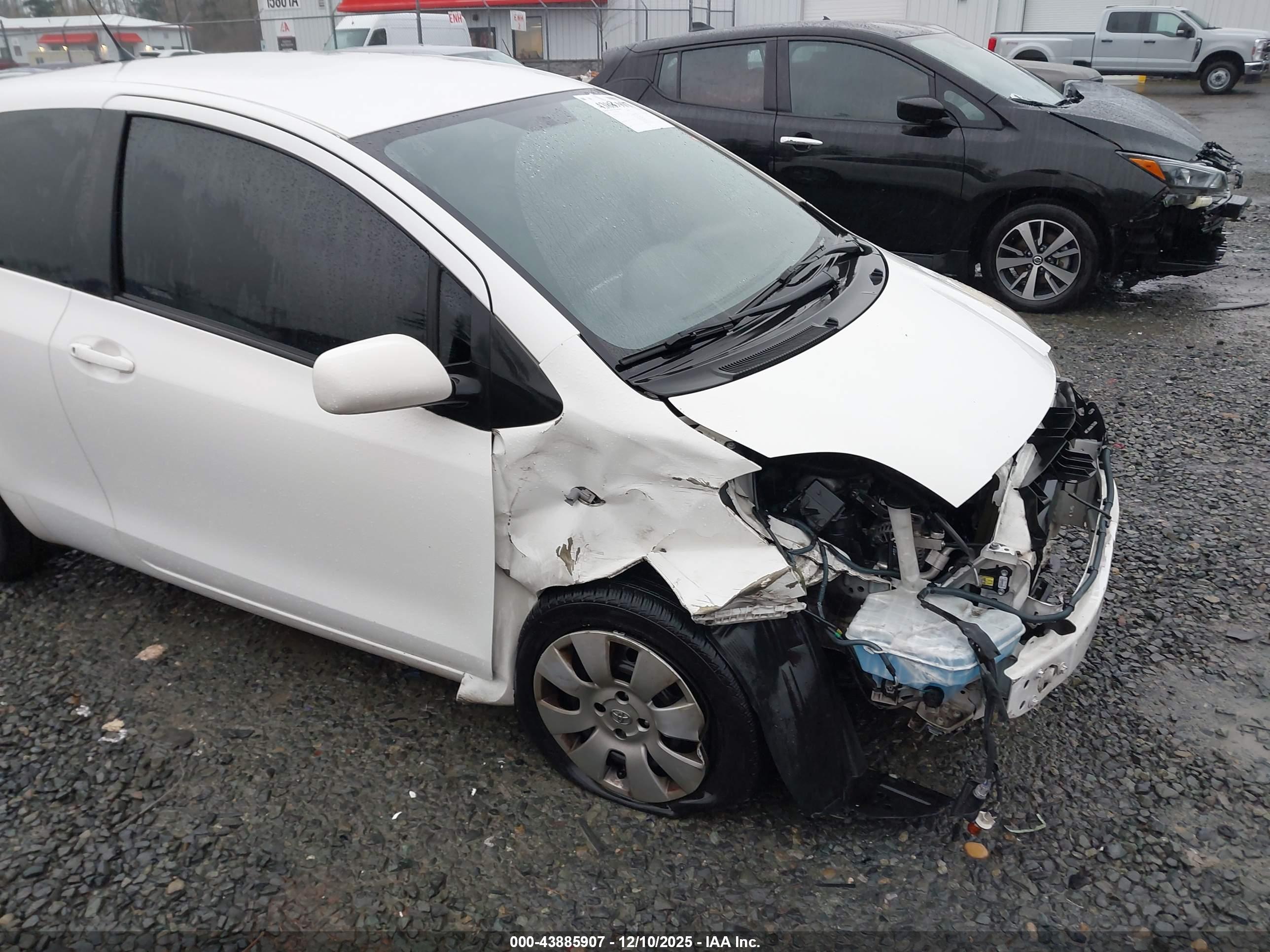 TOYOTA YARIS image 6