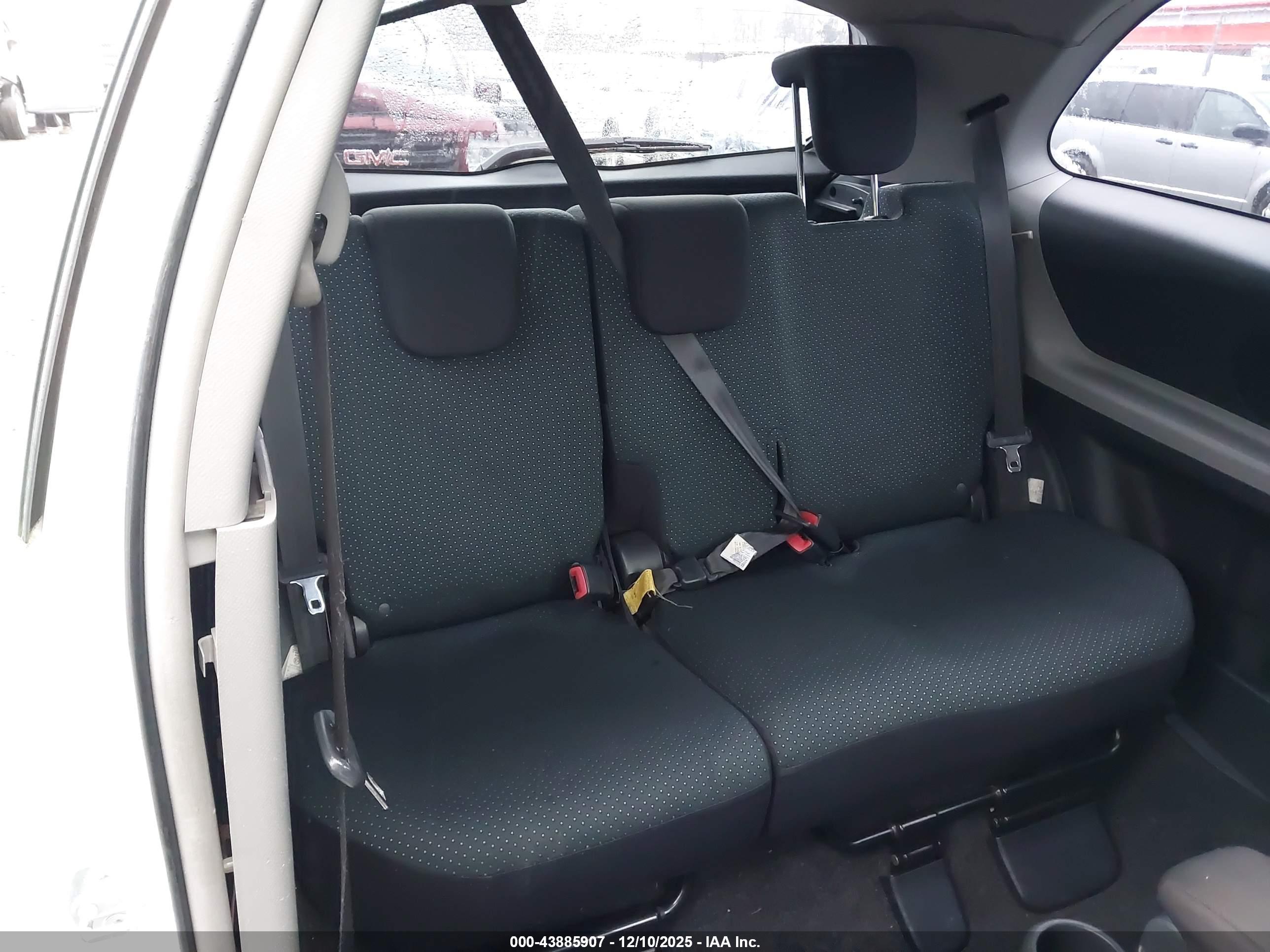 TOYOTA YARIS image 8