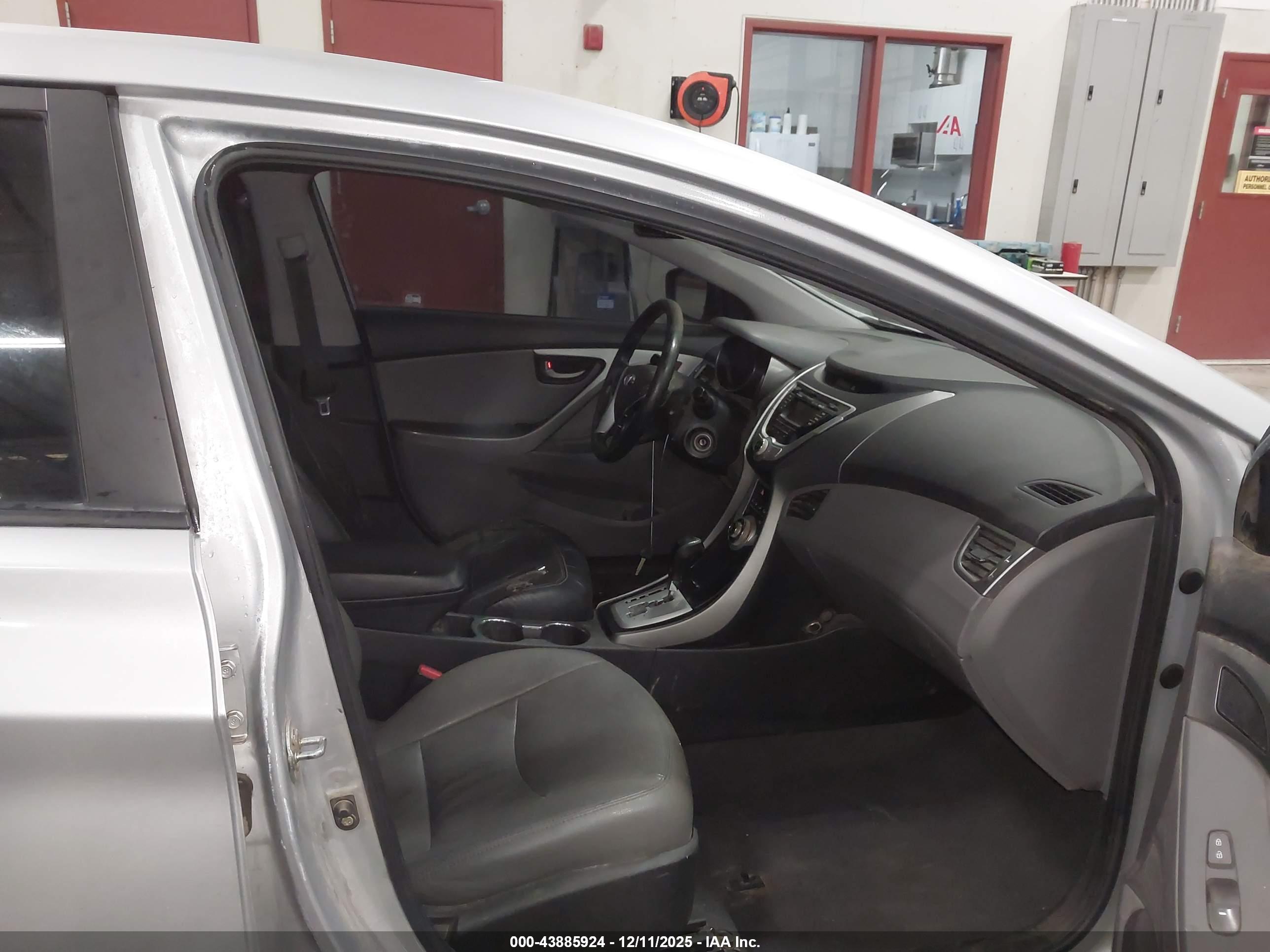HYUNDAI ELANTRA image 5