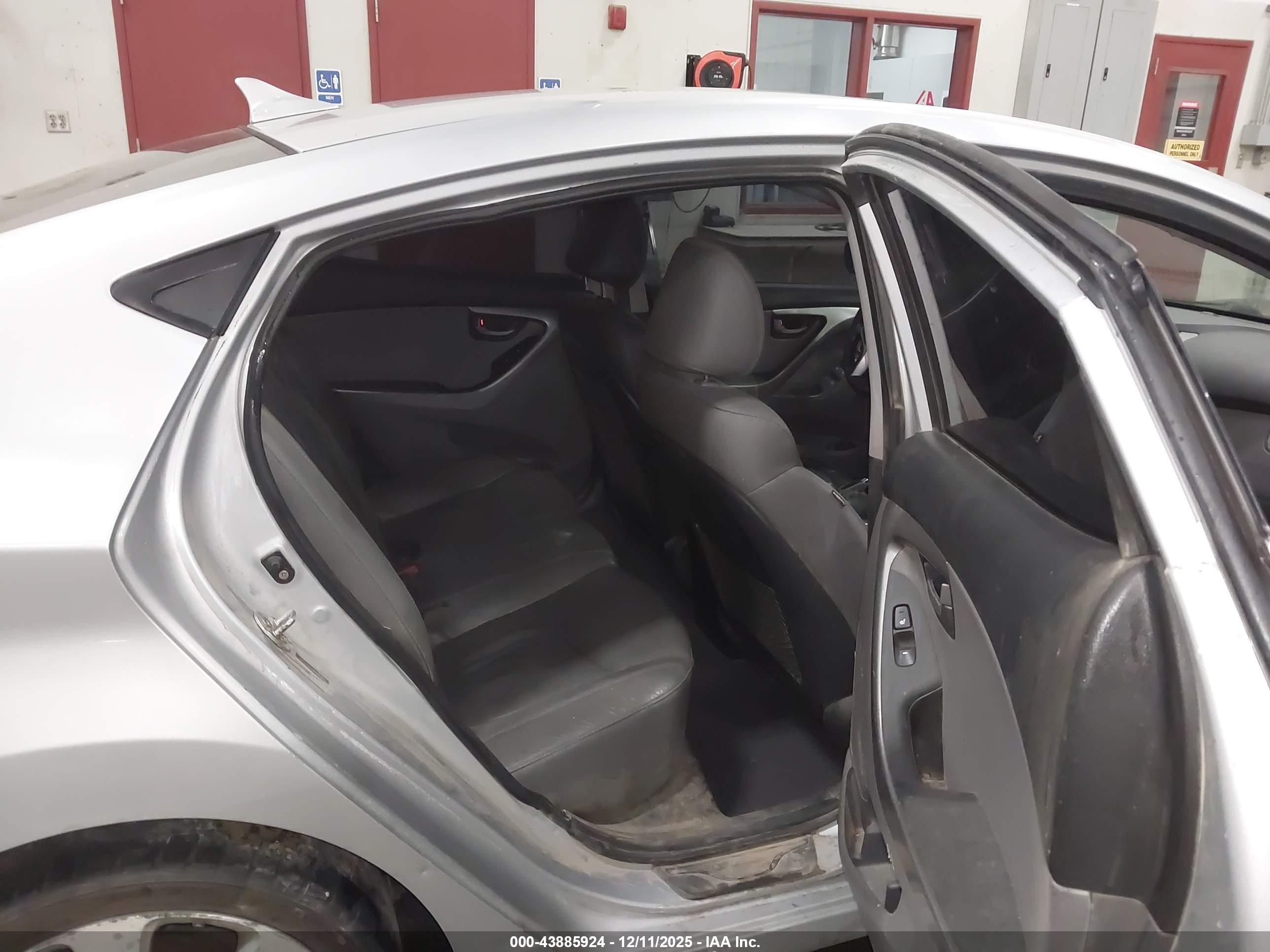 HYUNDAI ELANTRA image 8