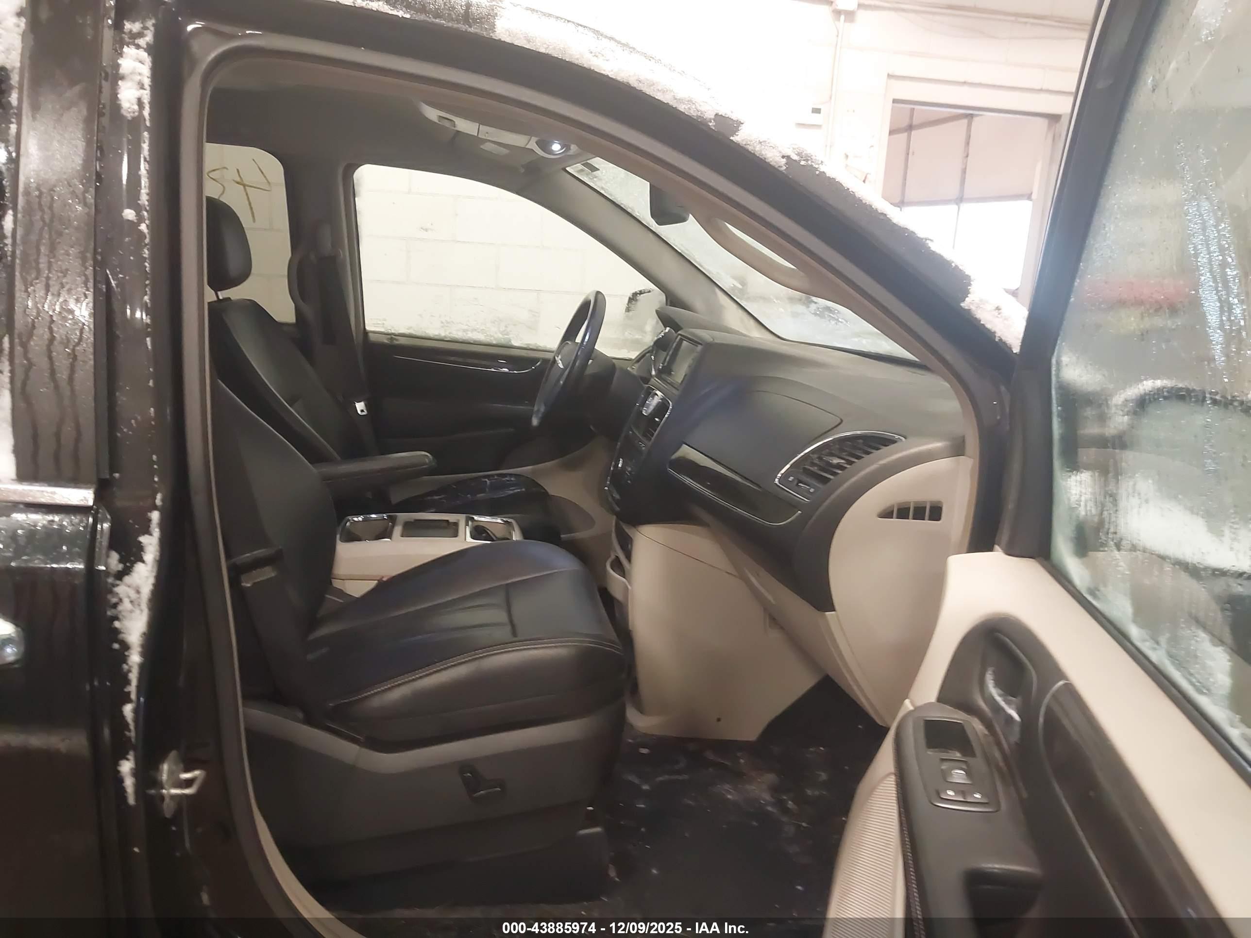 CHRYSLER TOWN image 5