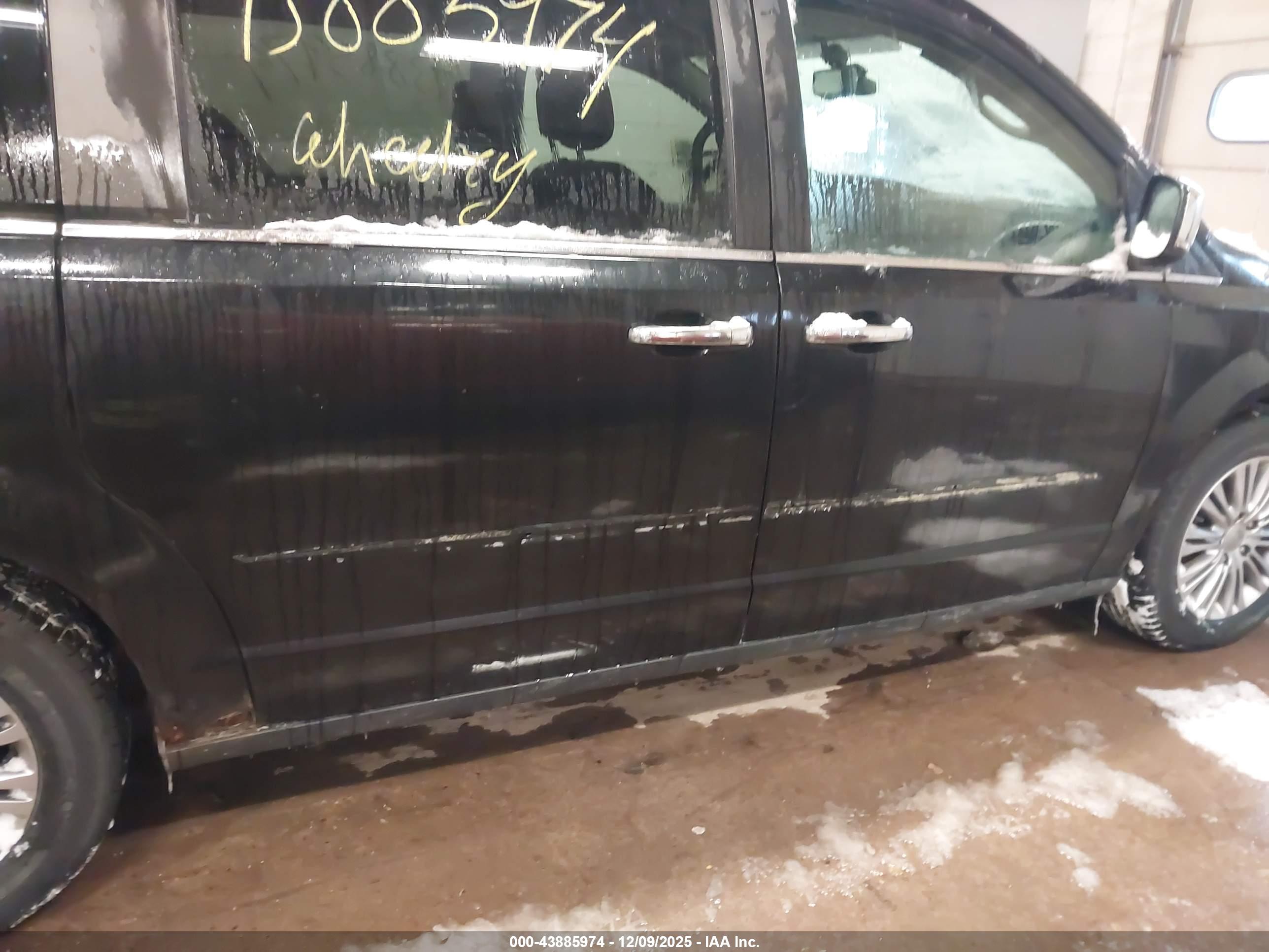 CHRYSLER TOWN image 6