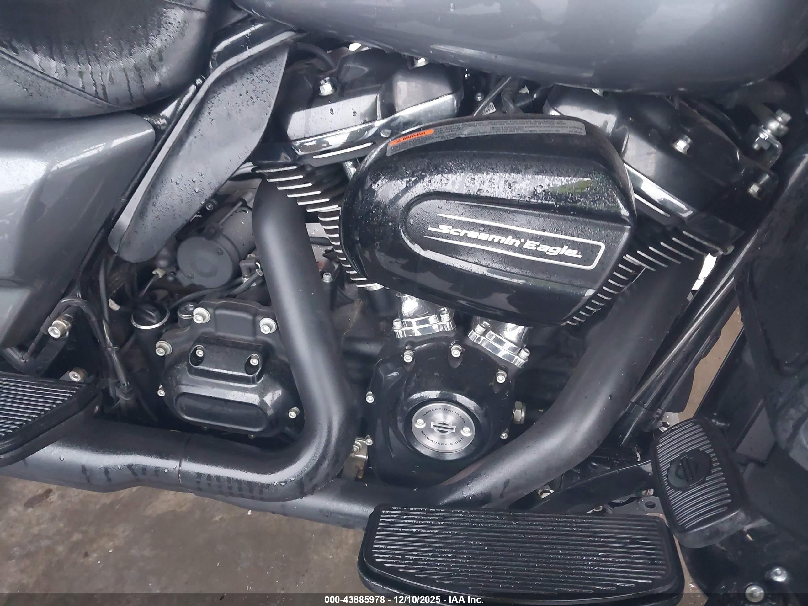 HARLEY-DAVIDSON FLTRK image 8