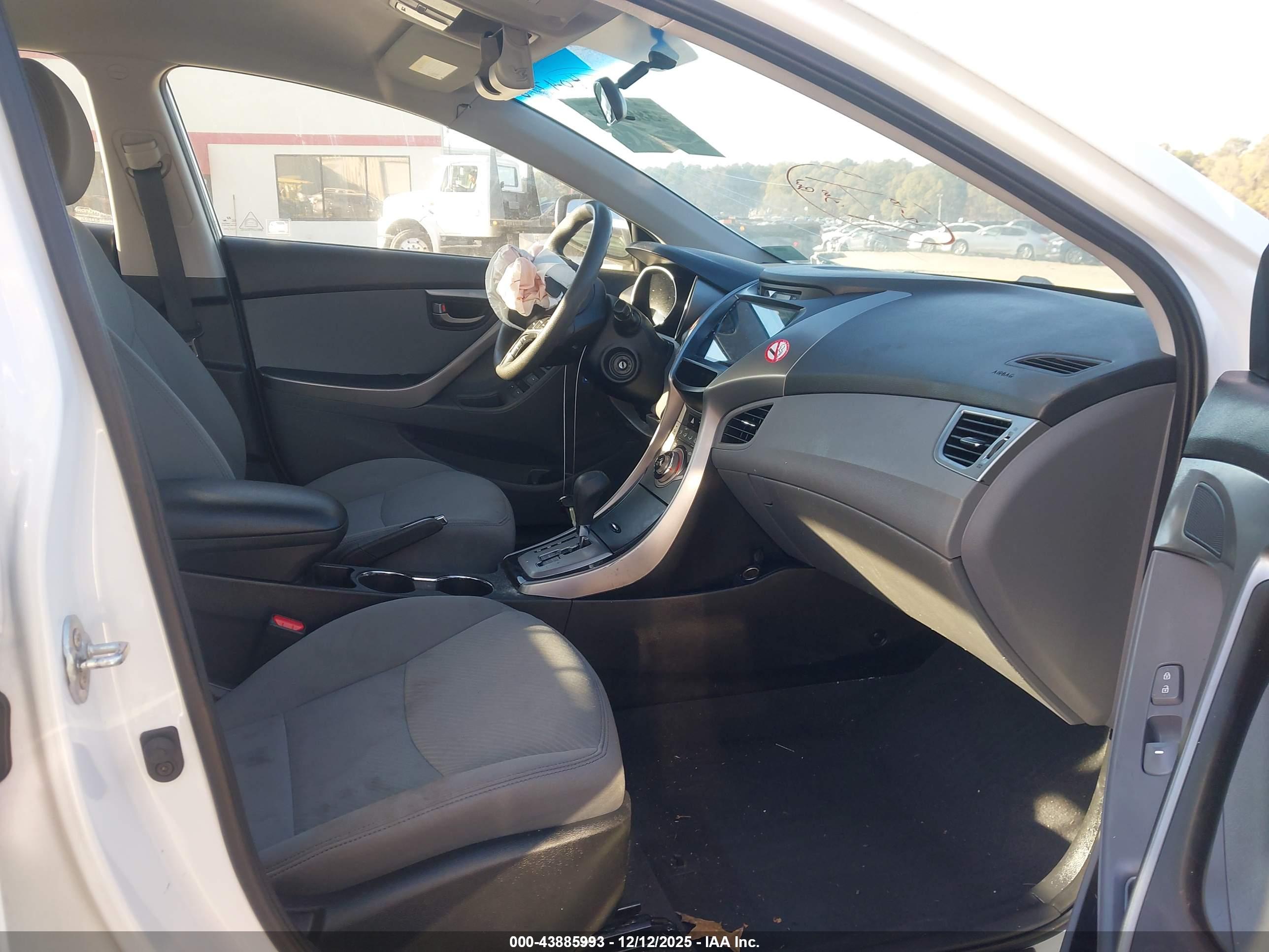 HYUNDAI ELANTRA image 5
