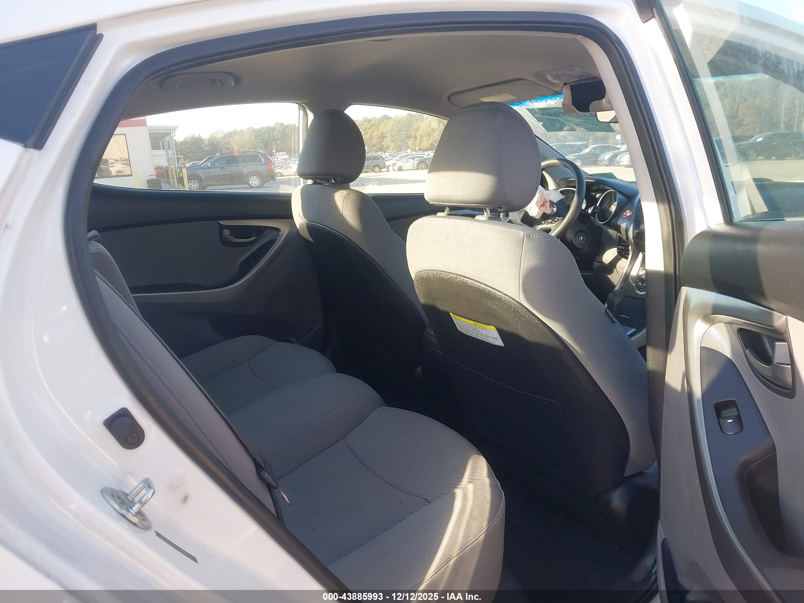 HYUNDAI ELANTRA image 8
