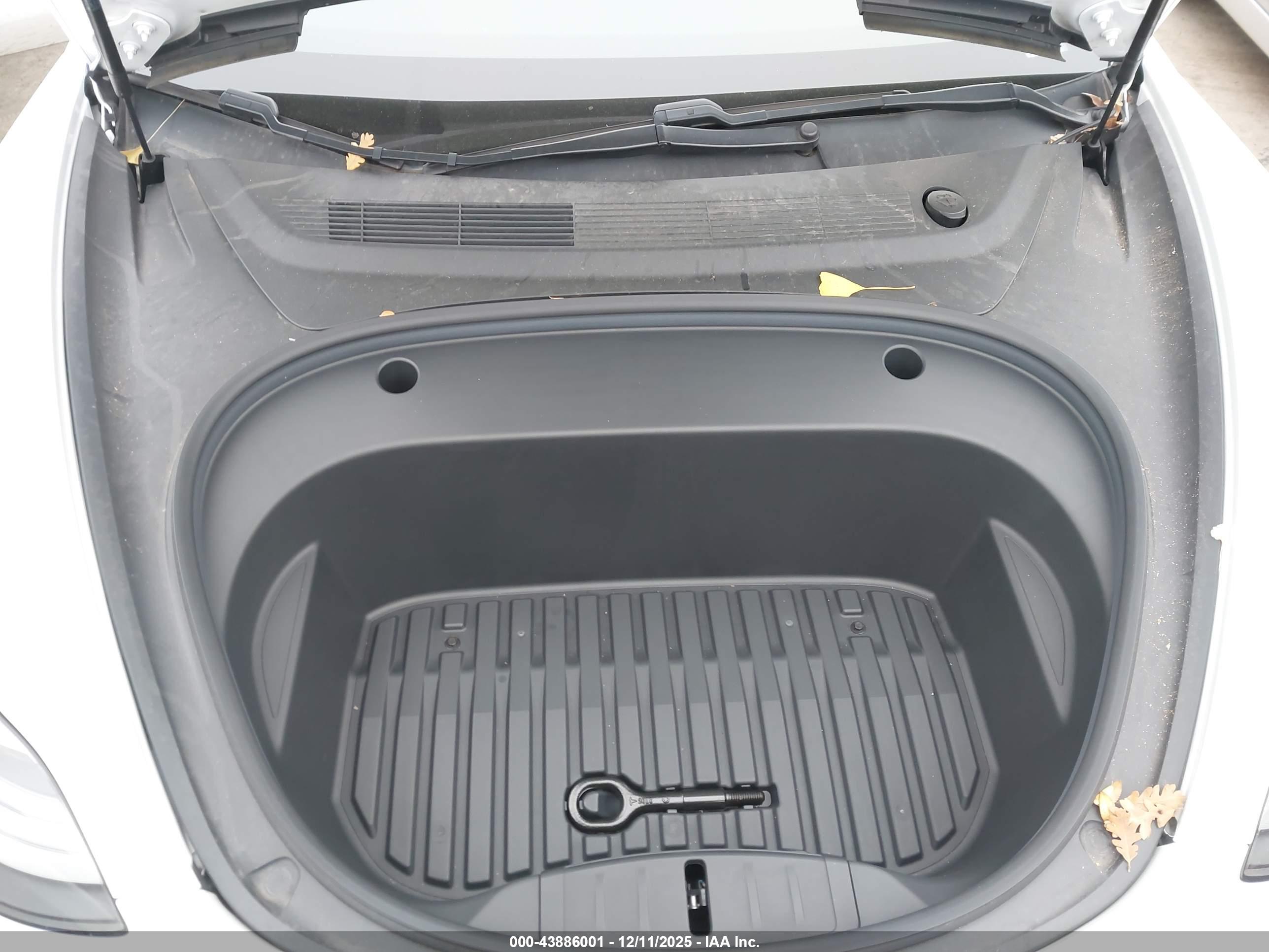 TESLA MODEL image 10