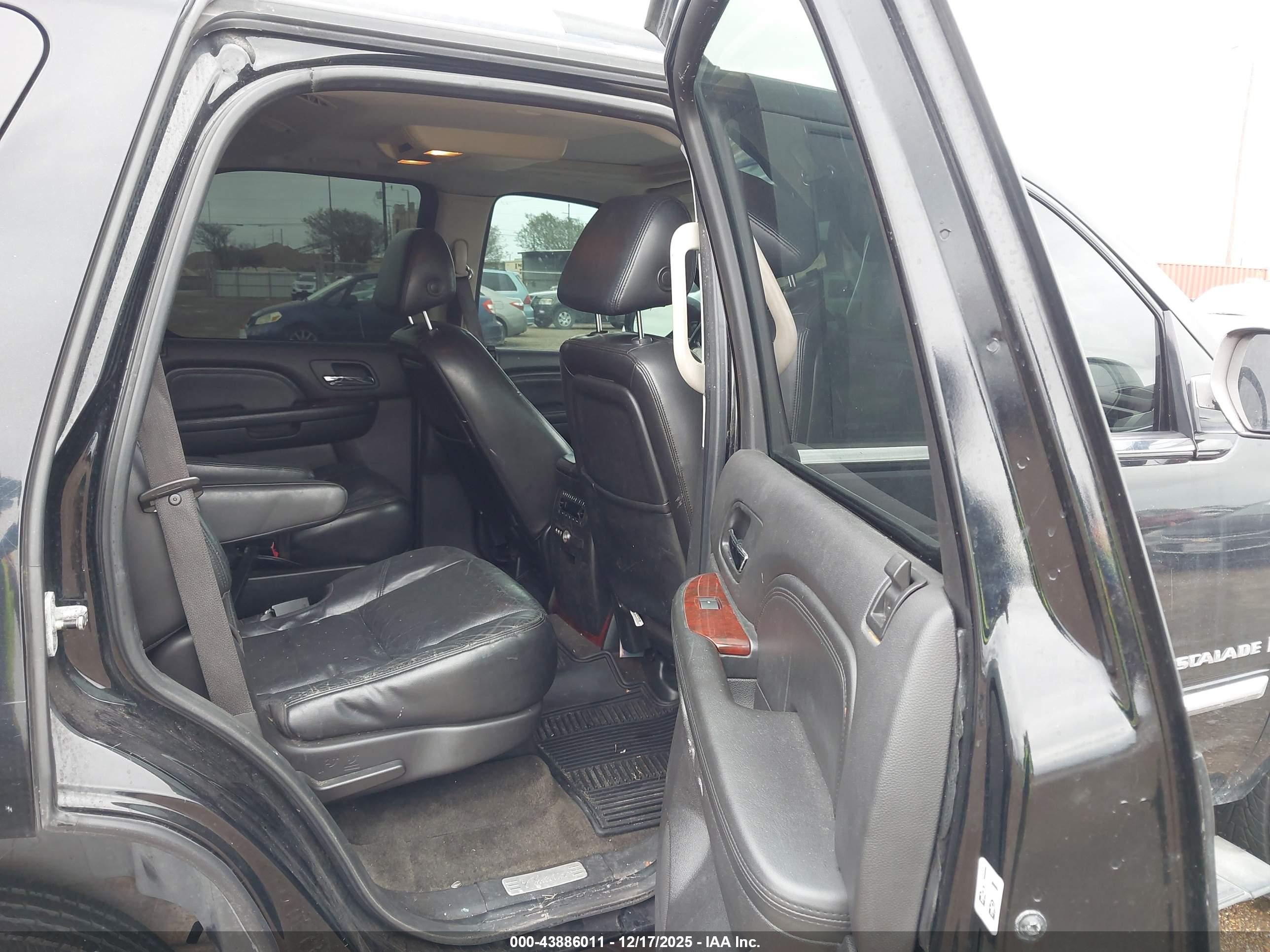 CADILLAC ESCALADE image 8