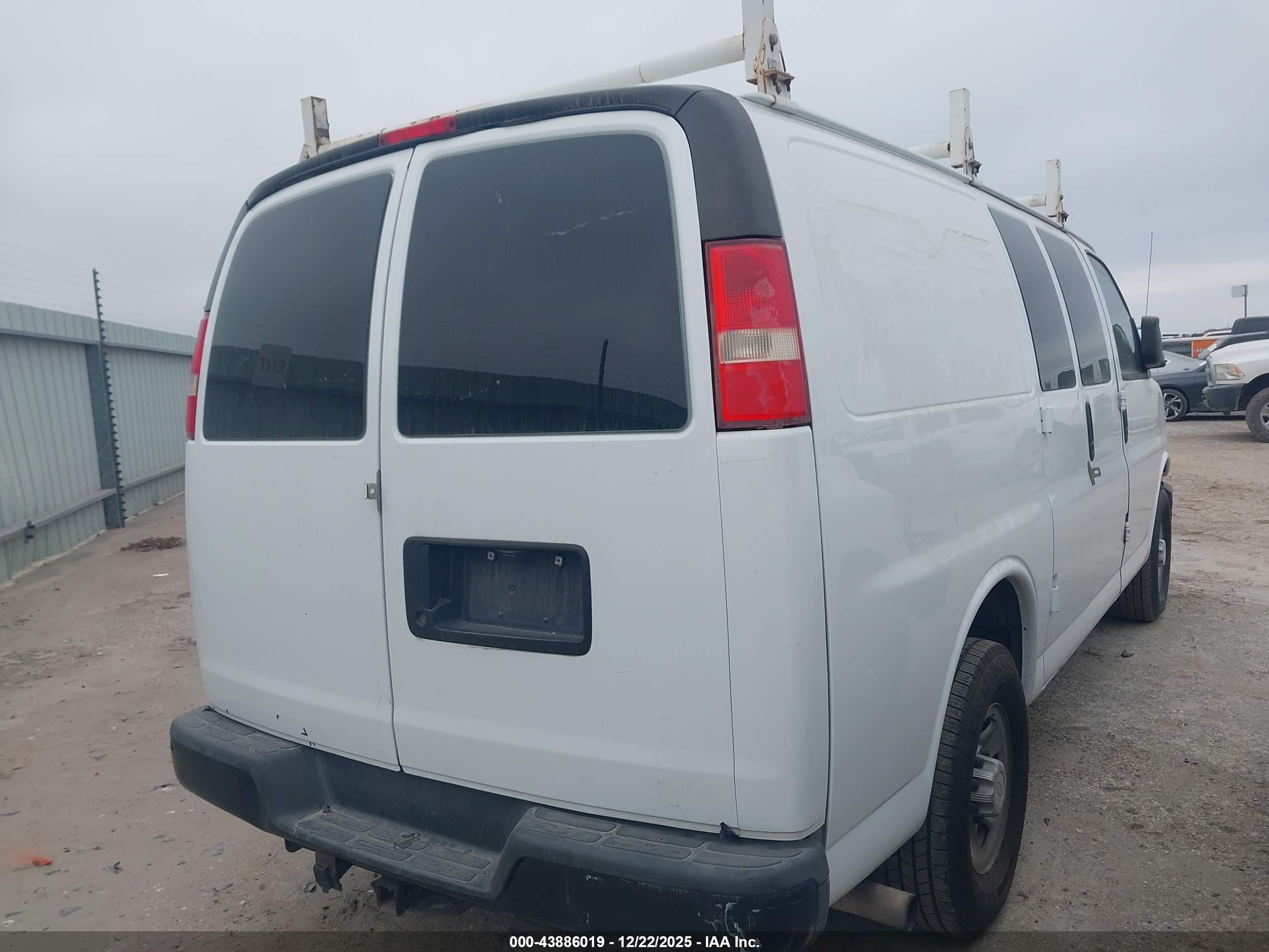 CHEVROLET EXPRESS image 4