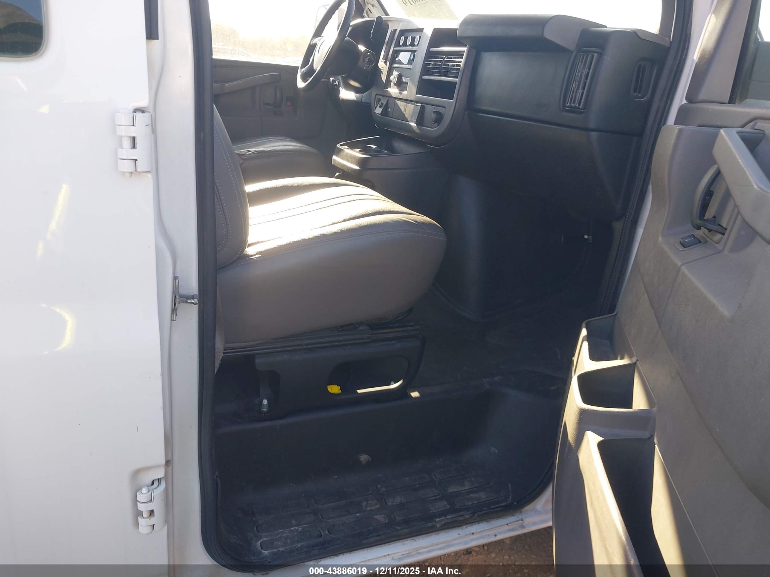 CHEVROLET EXPRESS image 5