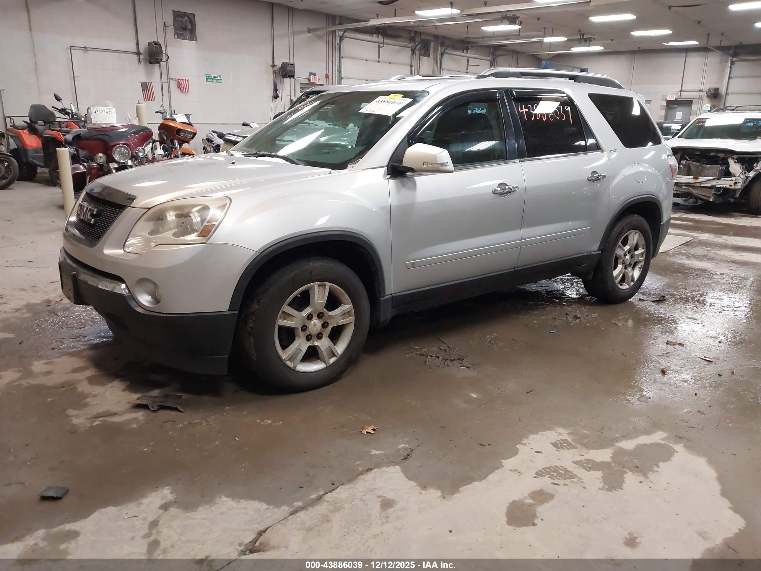GMC ACADIA image 2
