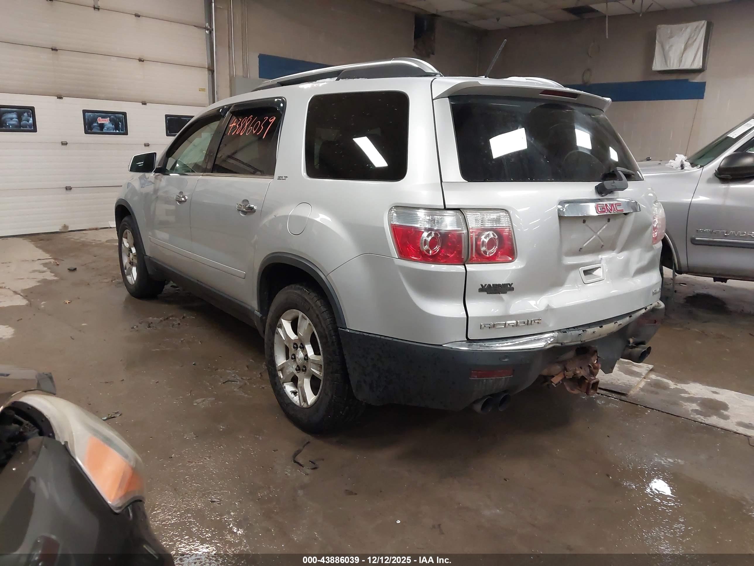 GMC ACADIA image 3