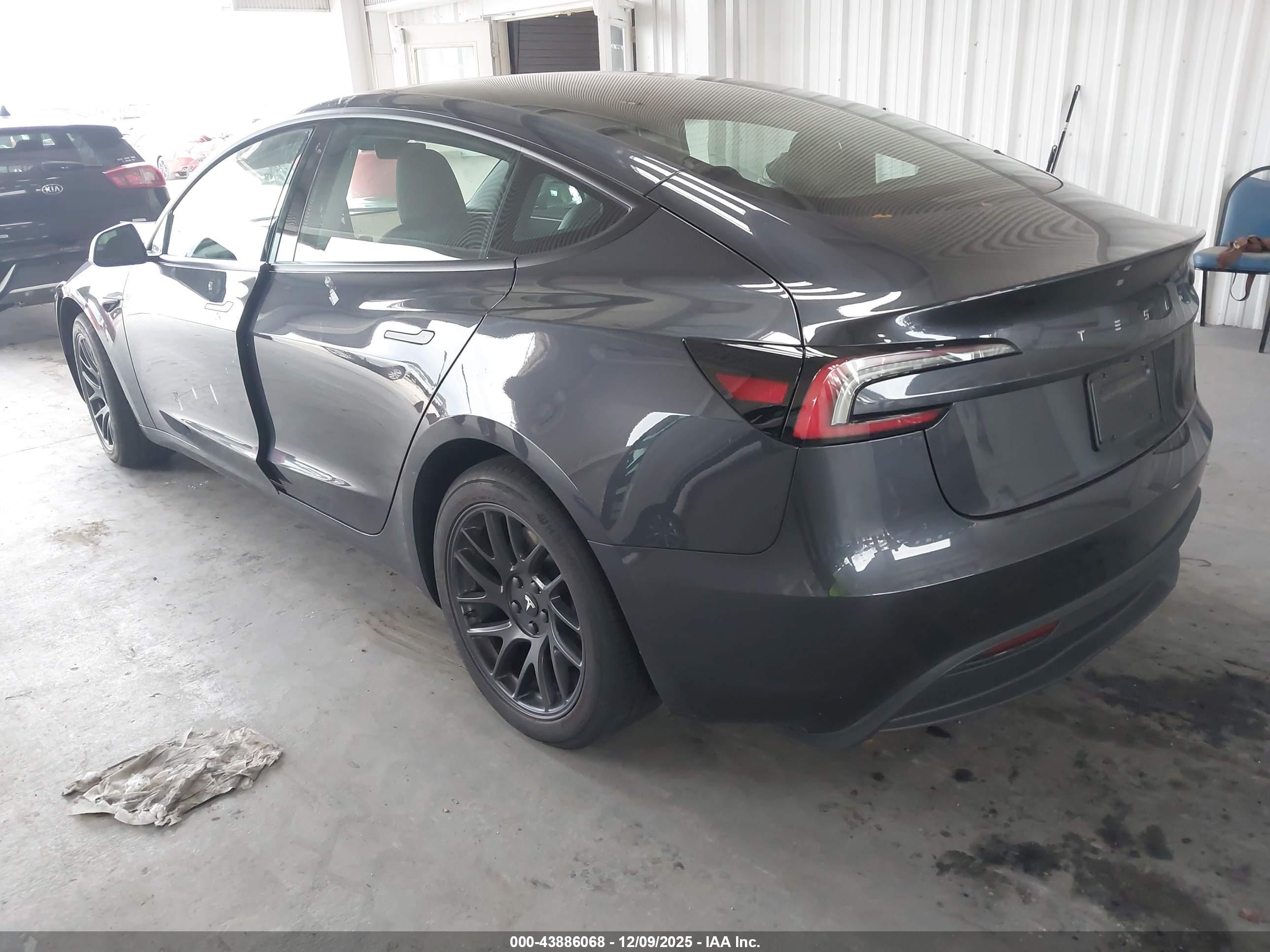TESLA MODEL image 3