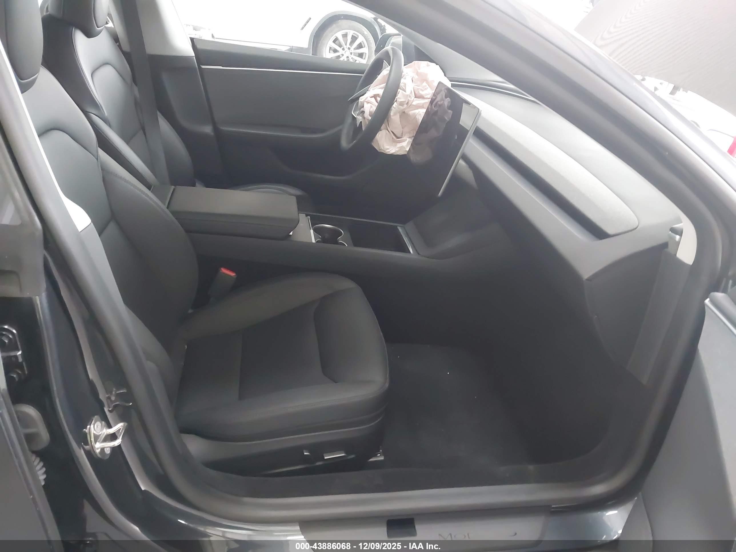 TESLA MODEL image 5