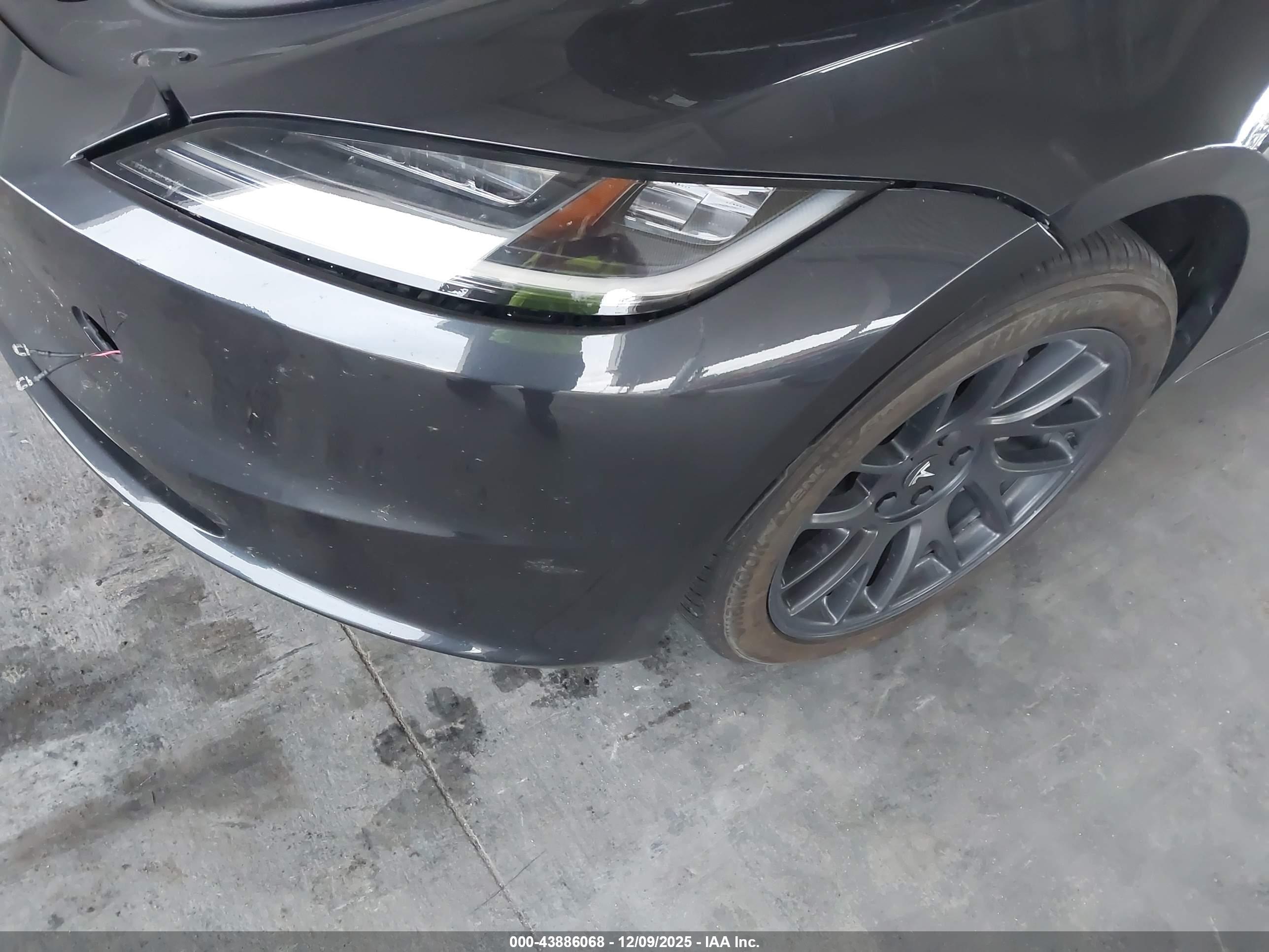 TESLA MODEL image 6