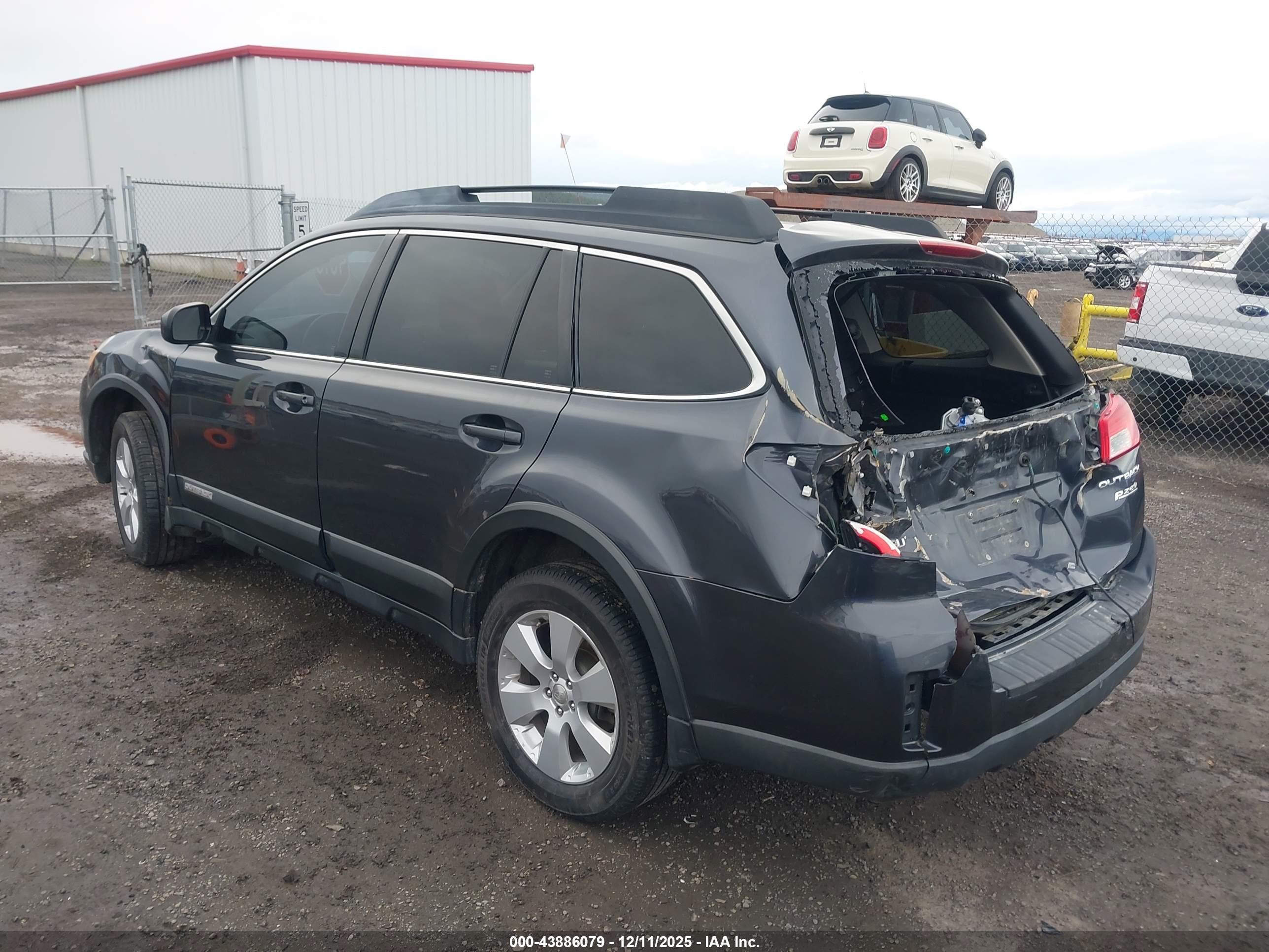 SUBARU OUTBACK image 3